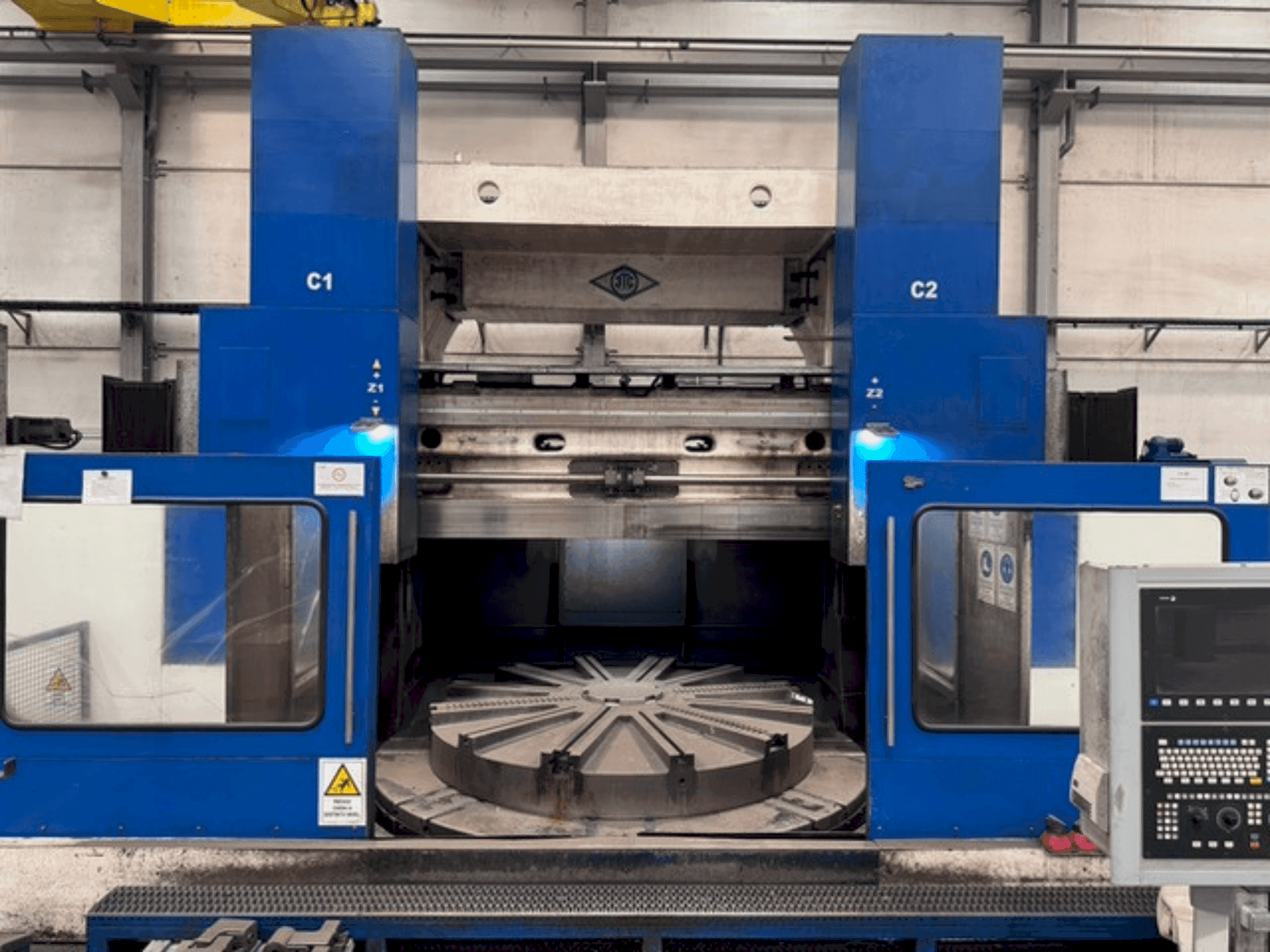 Čelní pohled na KOLOMNA 1532T stroj