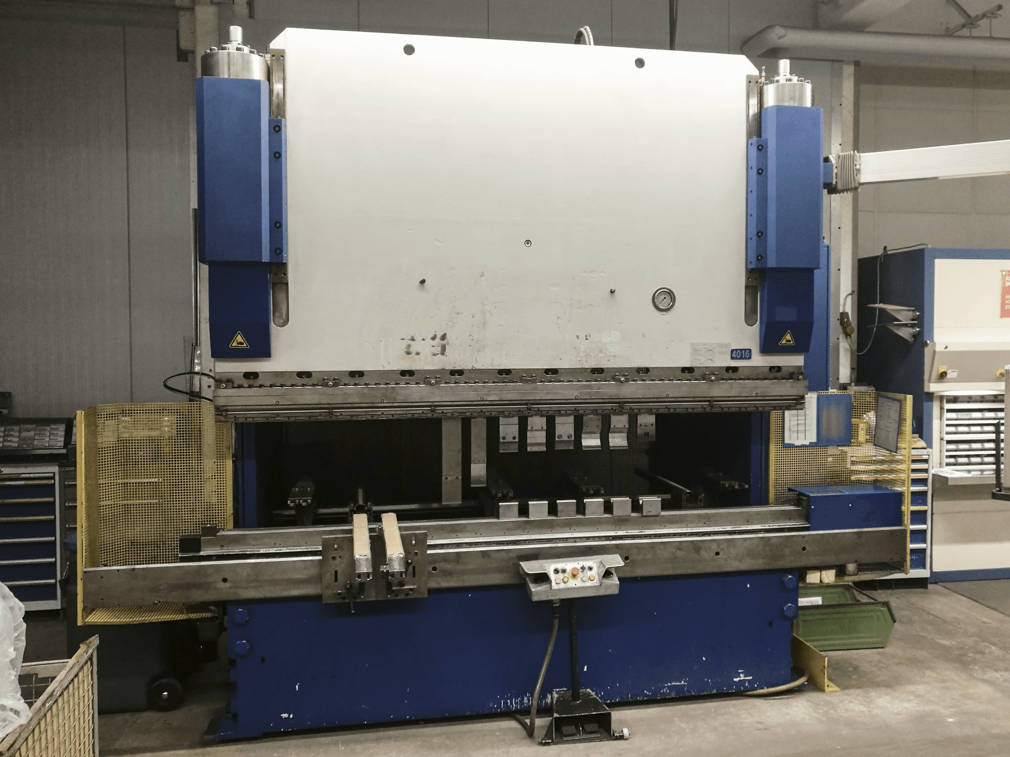 Čelní pohled na HAEMMERLE AP 200-3100 stroj