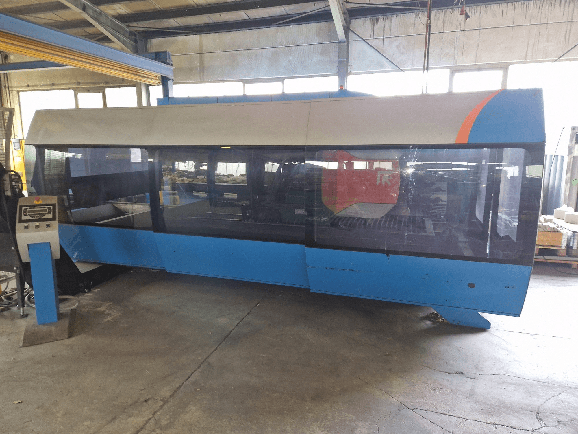 Čelní pohled na Prima Power CP 4000 Zaphiro stroj