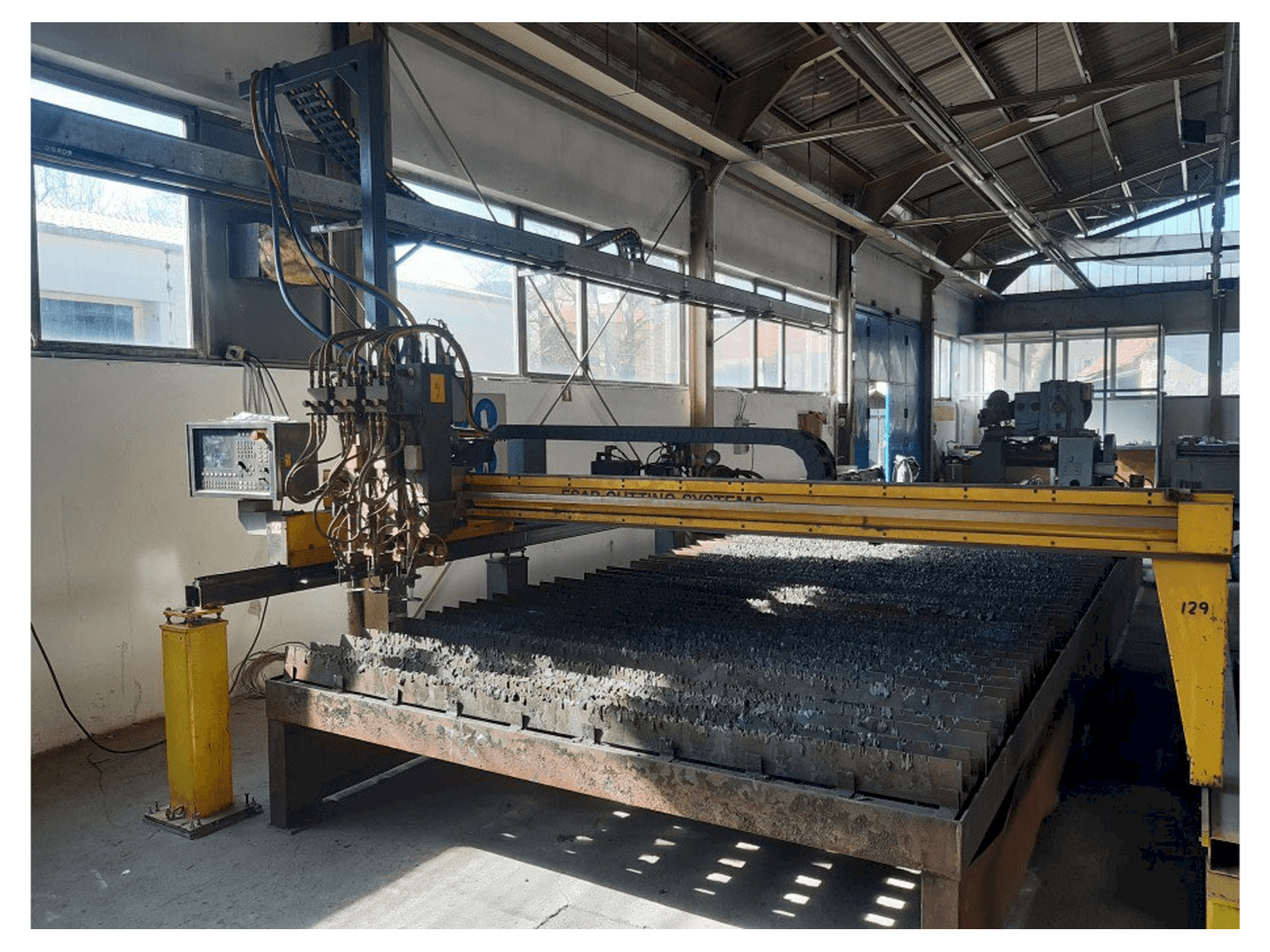 Čelní pohled na ESAB CXC-P3500 stroj