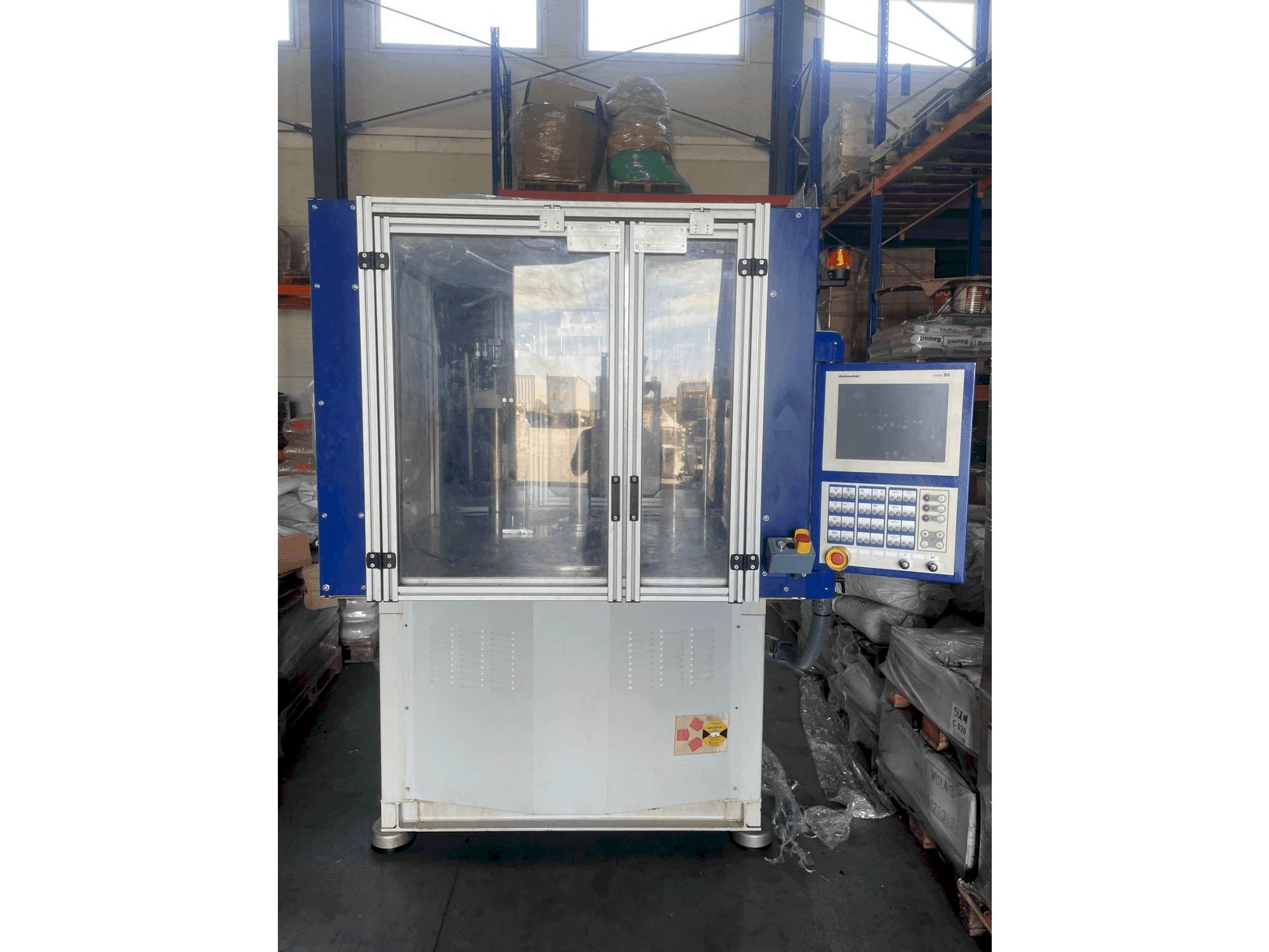 Čelní pohled na Battenfeld VM 150/525 R1280 Unilog B6P stroj