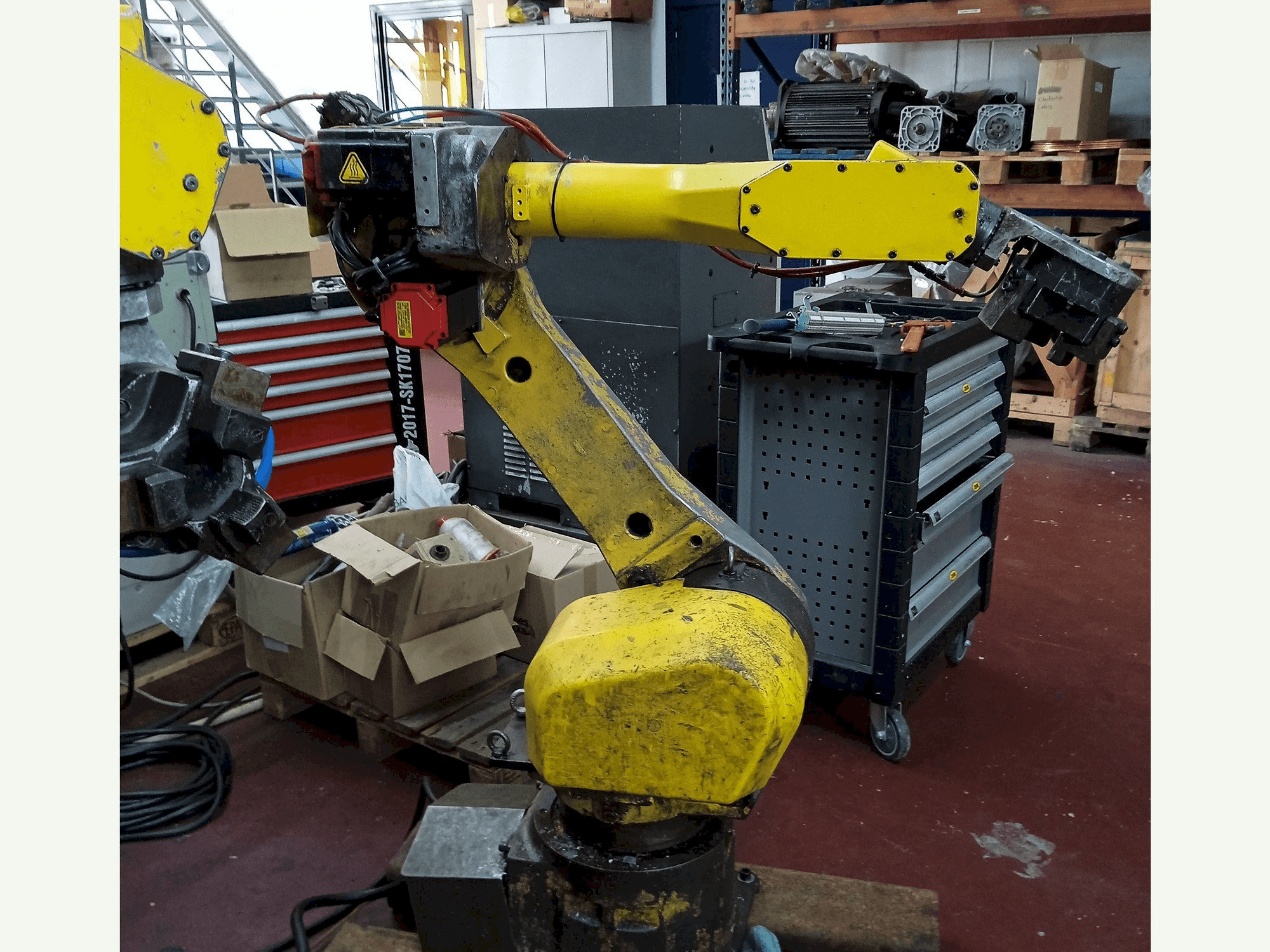 Čelní pohled na FANUC M-16IB stroj