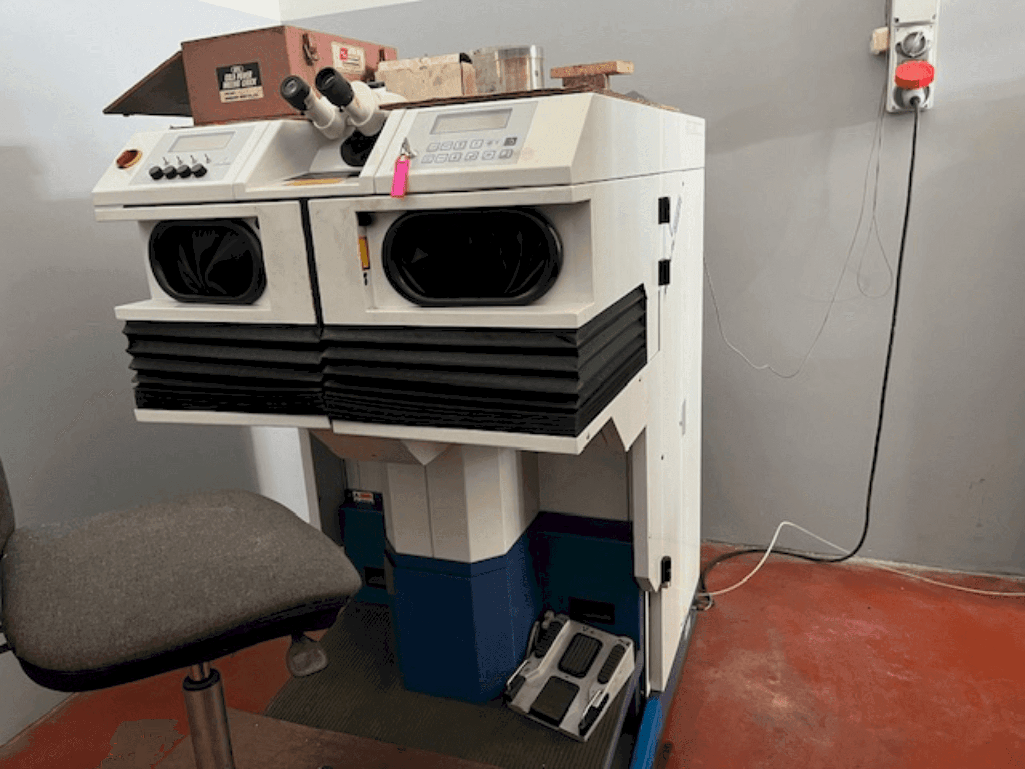 Čelní pohled na ALPHA LASER ALW 150 stroj