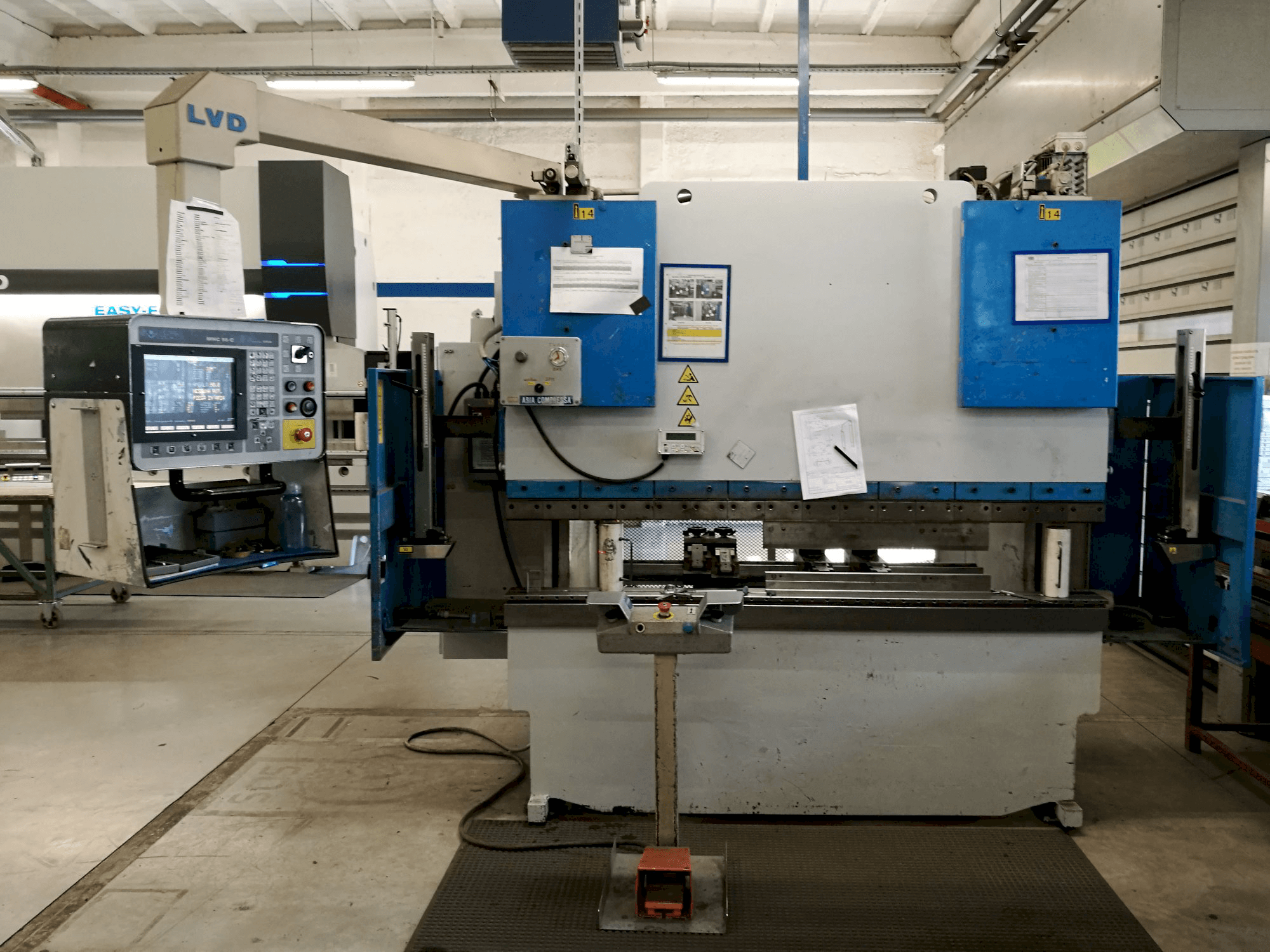 Čelní pohled na LVD PPEB 50/20 MNC 95 stroj