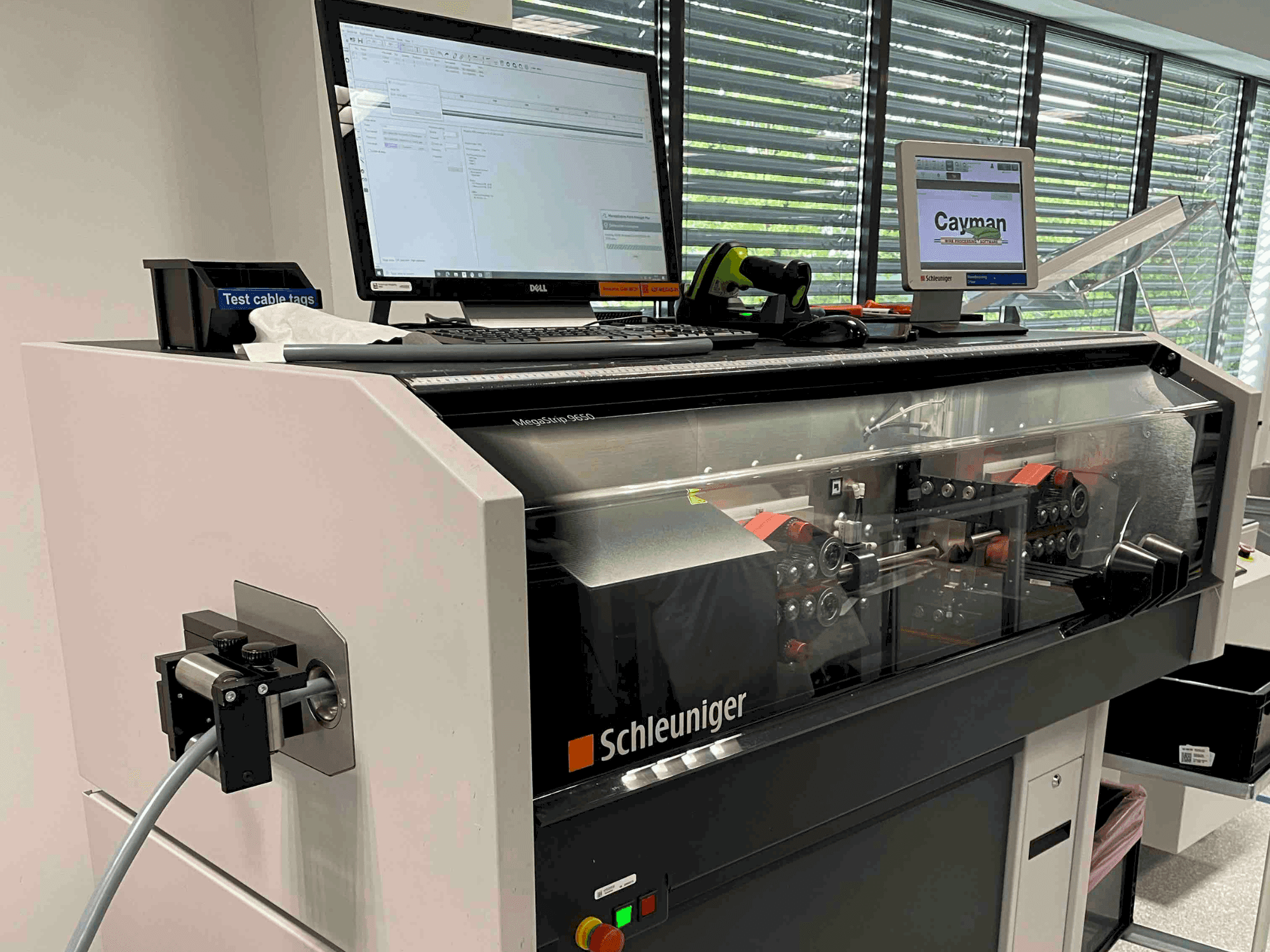 Čelní pohled na Schleuniger MegaStrip 9650 stroj