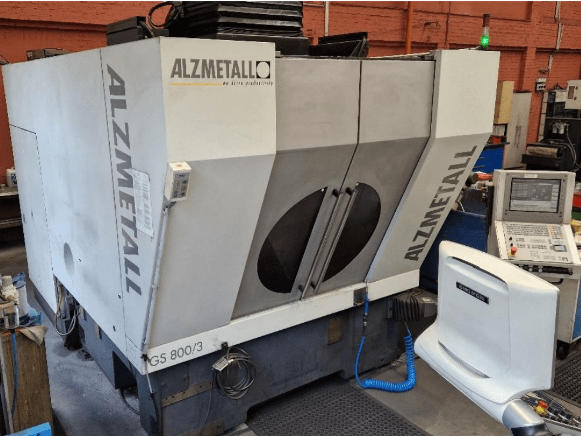 Vertikální obráběcí centrum Alzmetall GS 800/3, pohled zepředu znázorňující tělo stroje a ovládací panel.