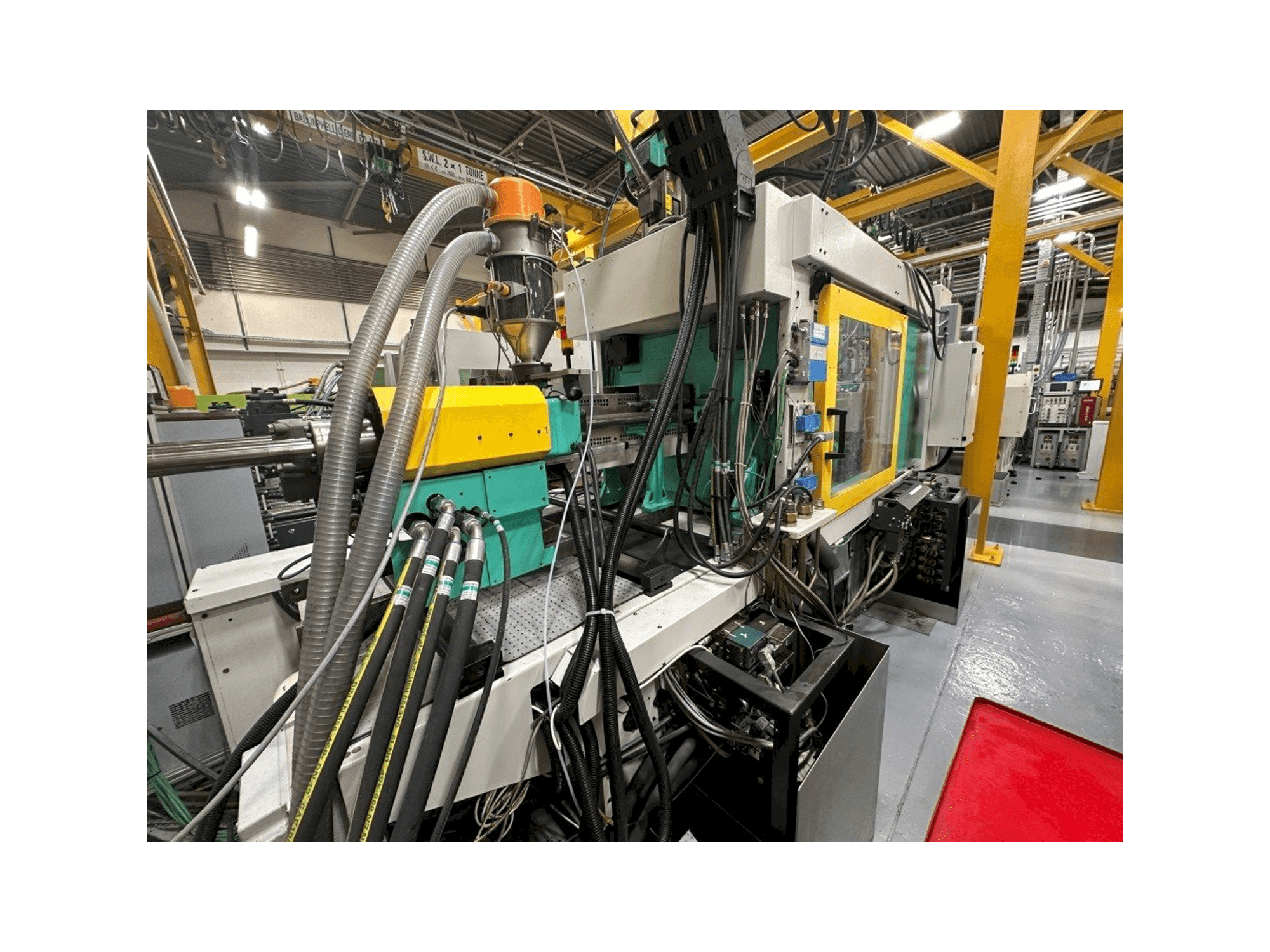 Levý boční pohled na Arburg Allrounder 570C 2000 -350/150 stroj