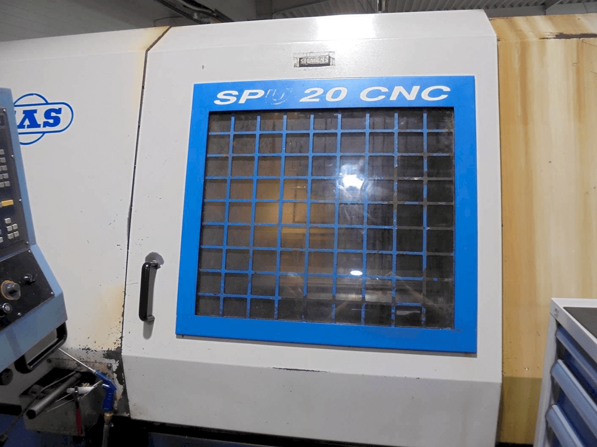 Čelní pohled na KOVOSVIT MAS SPU 20 CNC stroj