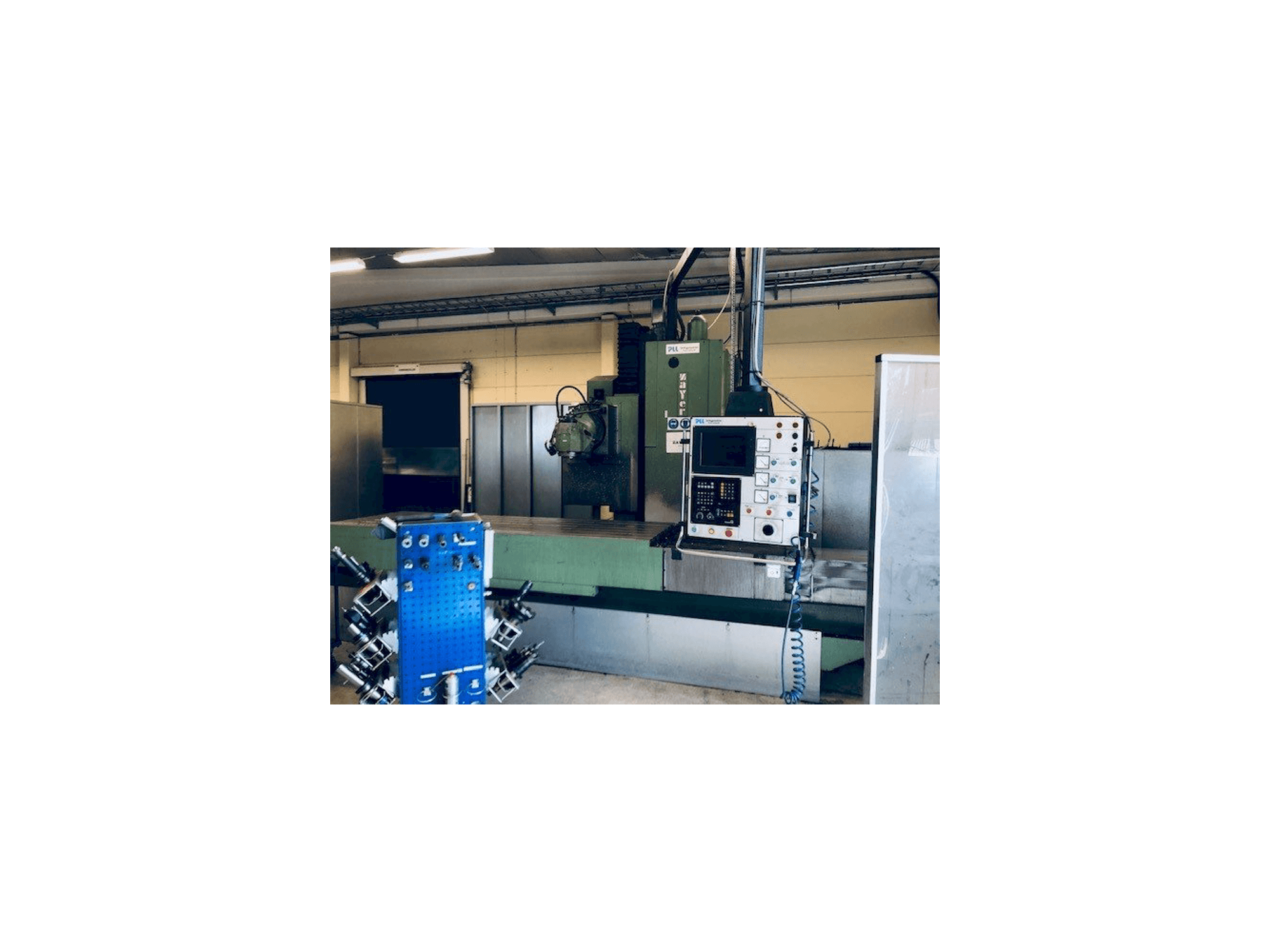 Čelní pohled na Zayer KF 3000 stroj