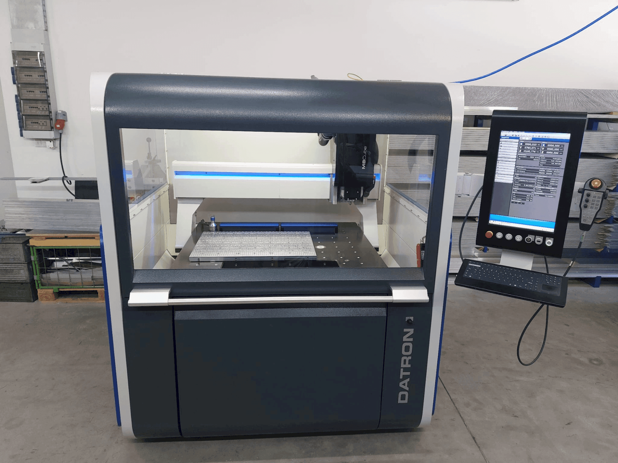 Čelní pohled na Datron M8 Cube stroj