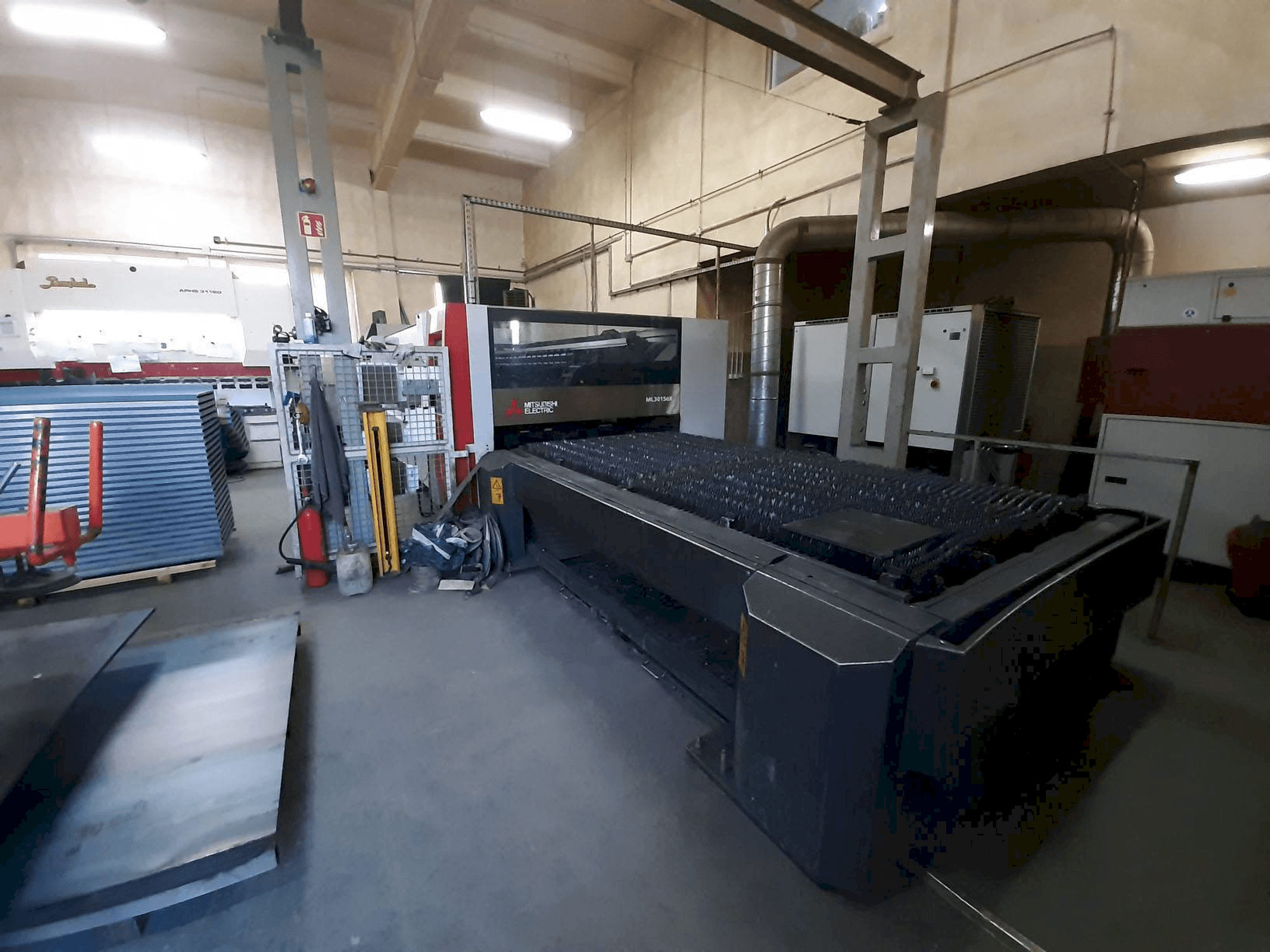 Čelní pohled na Mitsubishi ML3015 eX(S2)-450F-R stroj