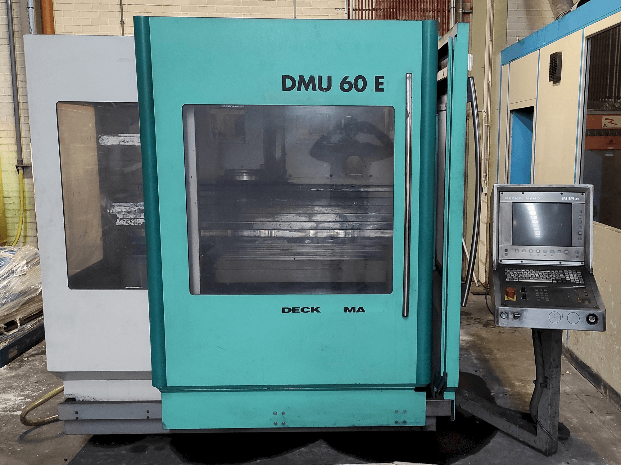 Čelní pohled na DECKEL MAHO DMU 60 E stroj