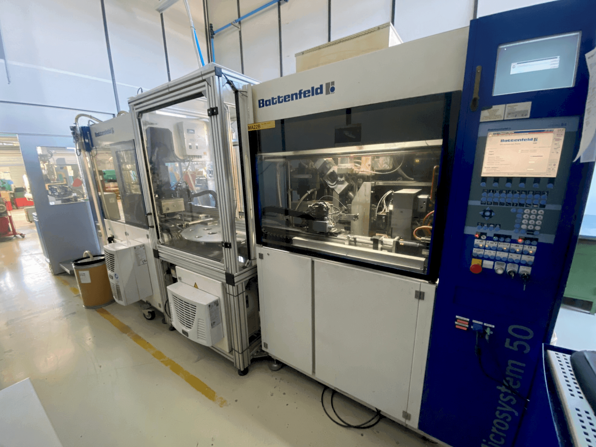 Čelní pohled na Battenfeld Microsystem MM 50/50 stroj