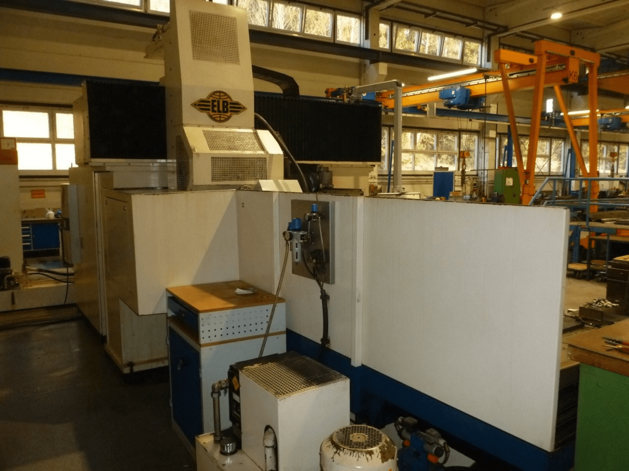 Povrchová bruska ELB SWP 225/125 SPS, pohled zepředu na ovládací panel a provozní konstrukční prvky.