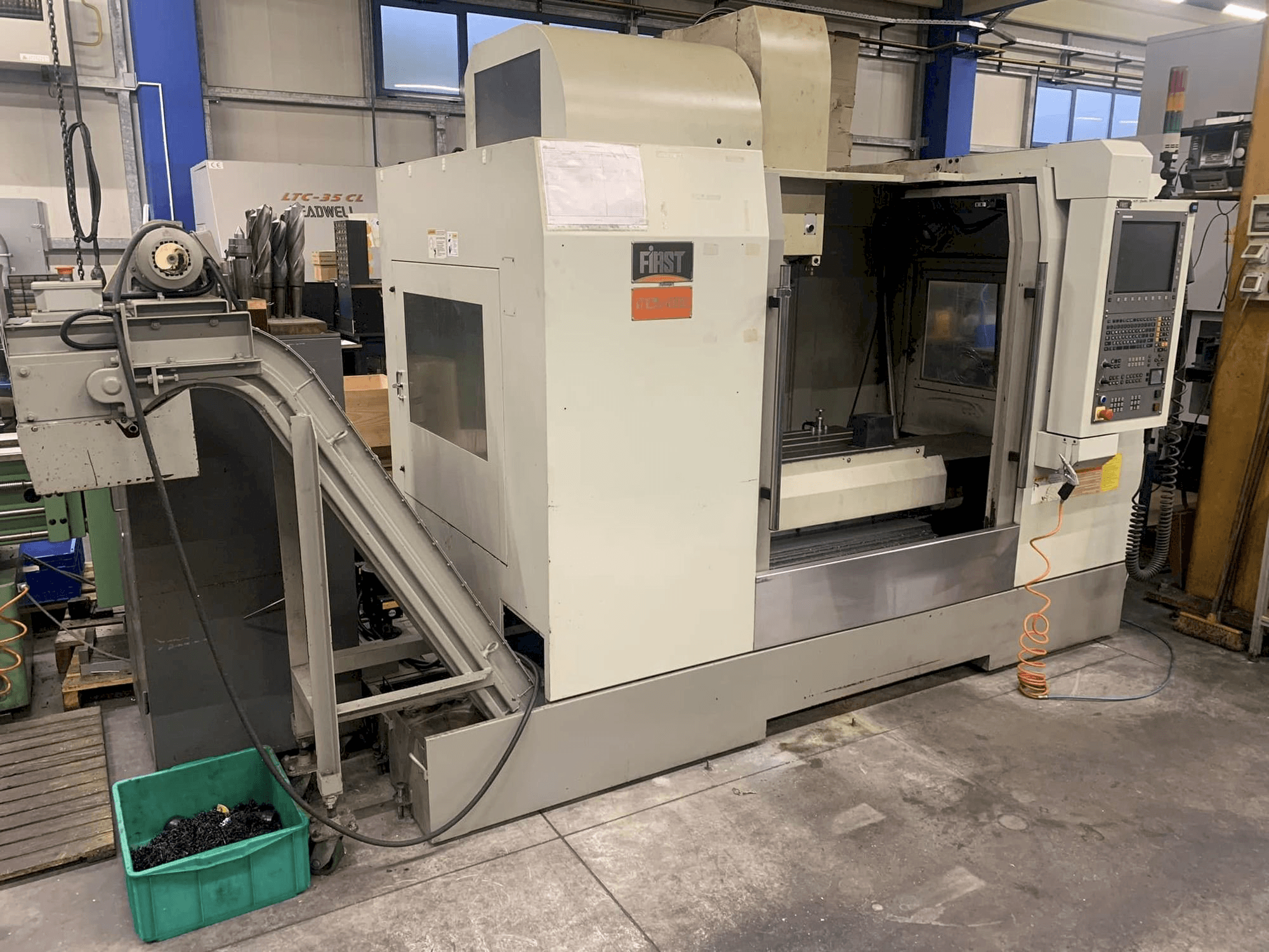 Čelní pohled na FIRST MCV 1000 stroj