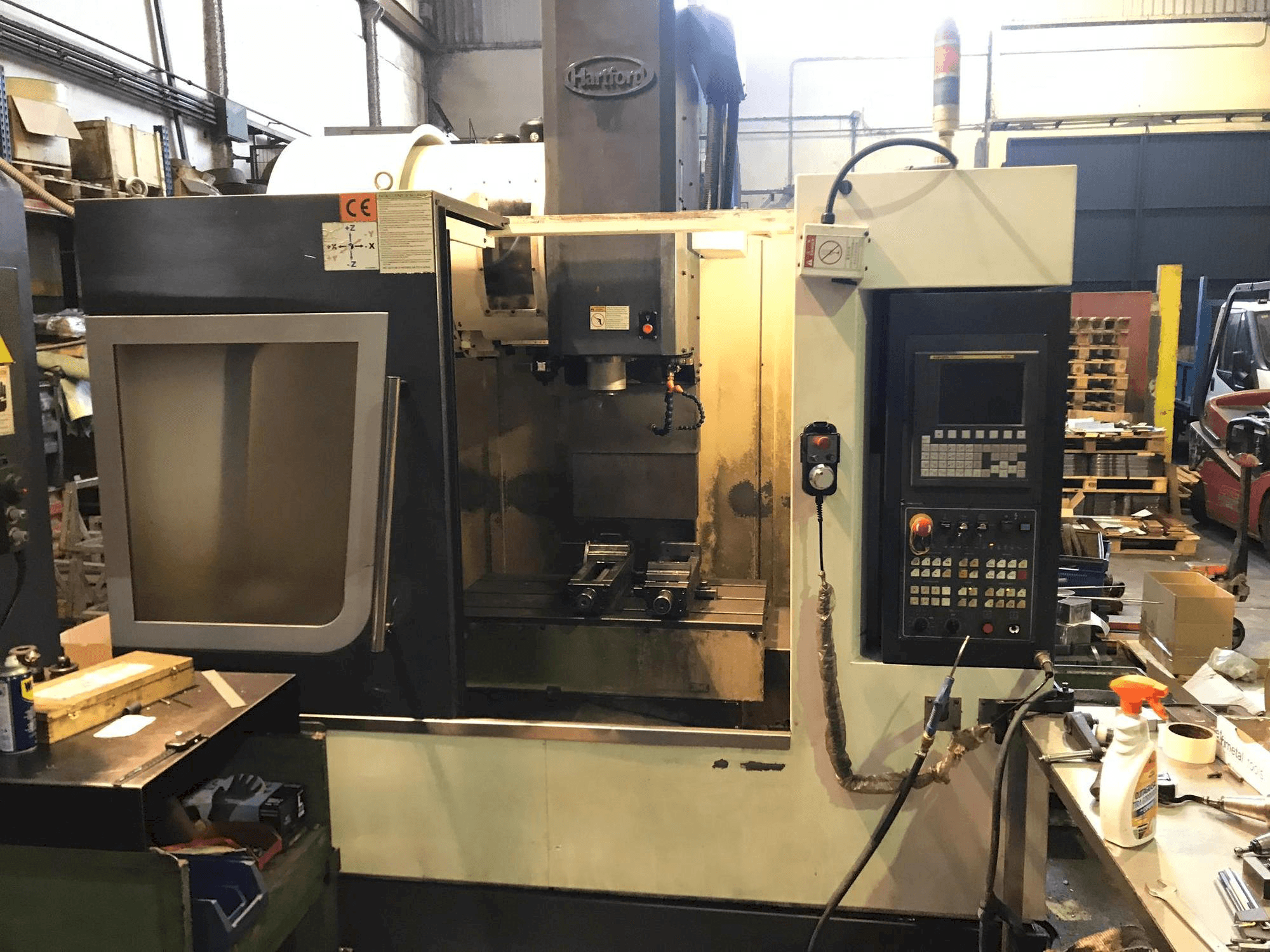 Čelní pohled na Hartford LG-800 stroj