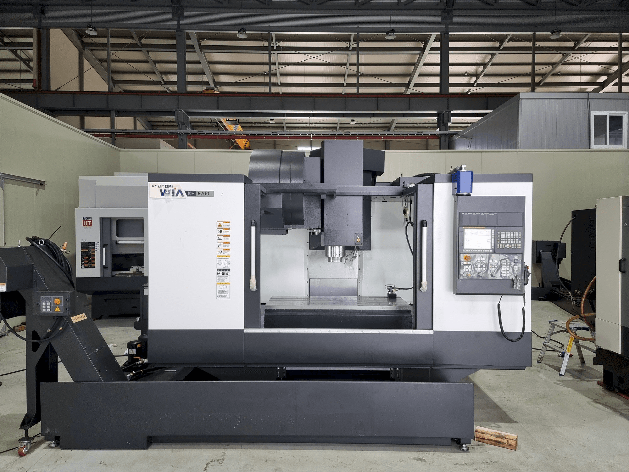 Čelní pohled na Hyundai Wia KF 6700 stroj