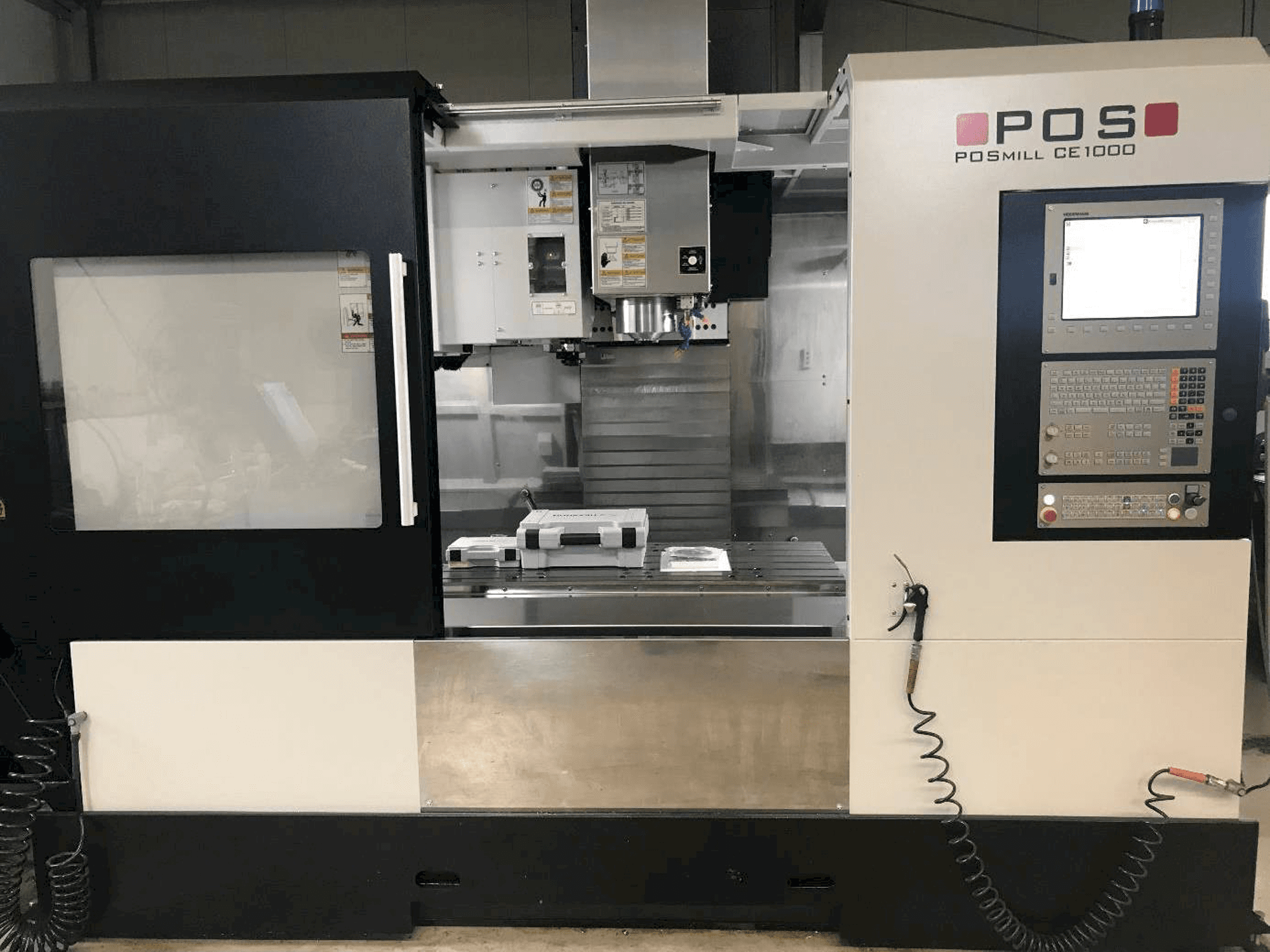 Čelní pohled na POSmill CE 1000 stroj