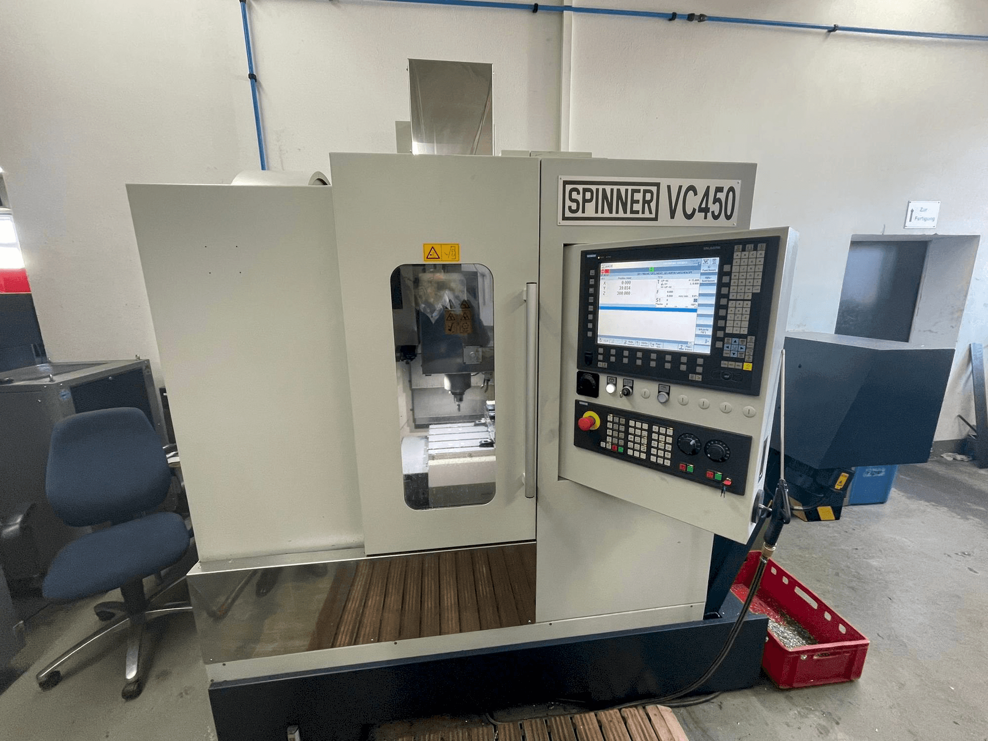 Čelní pohled na SPINNER VC 450 stroj