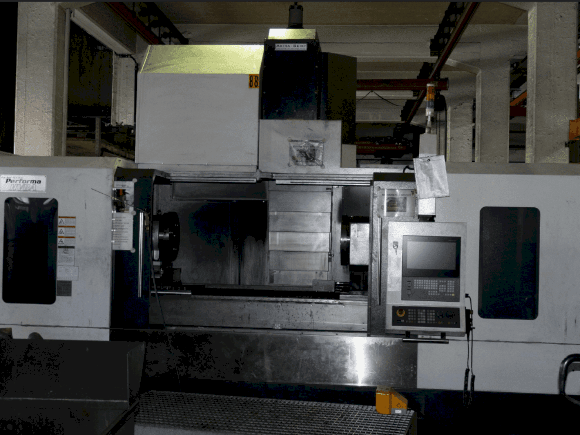 Čelní pohled na Akira Seiki Performa HV 8A stroj