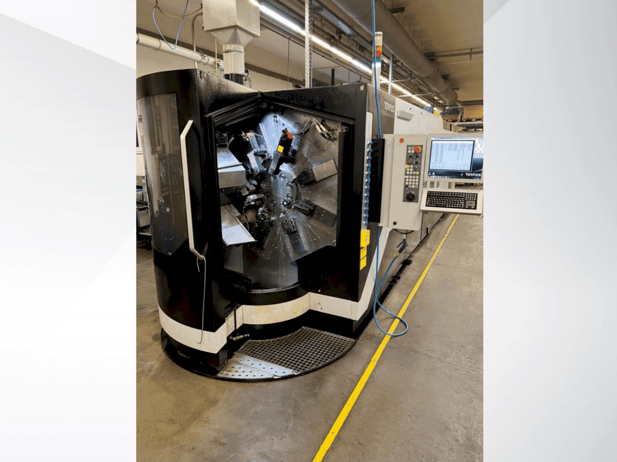 Čelní pohled na Tornos MultiSwiss 8x26 stroj