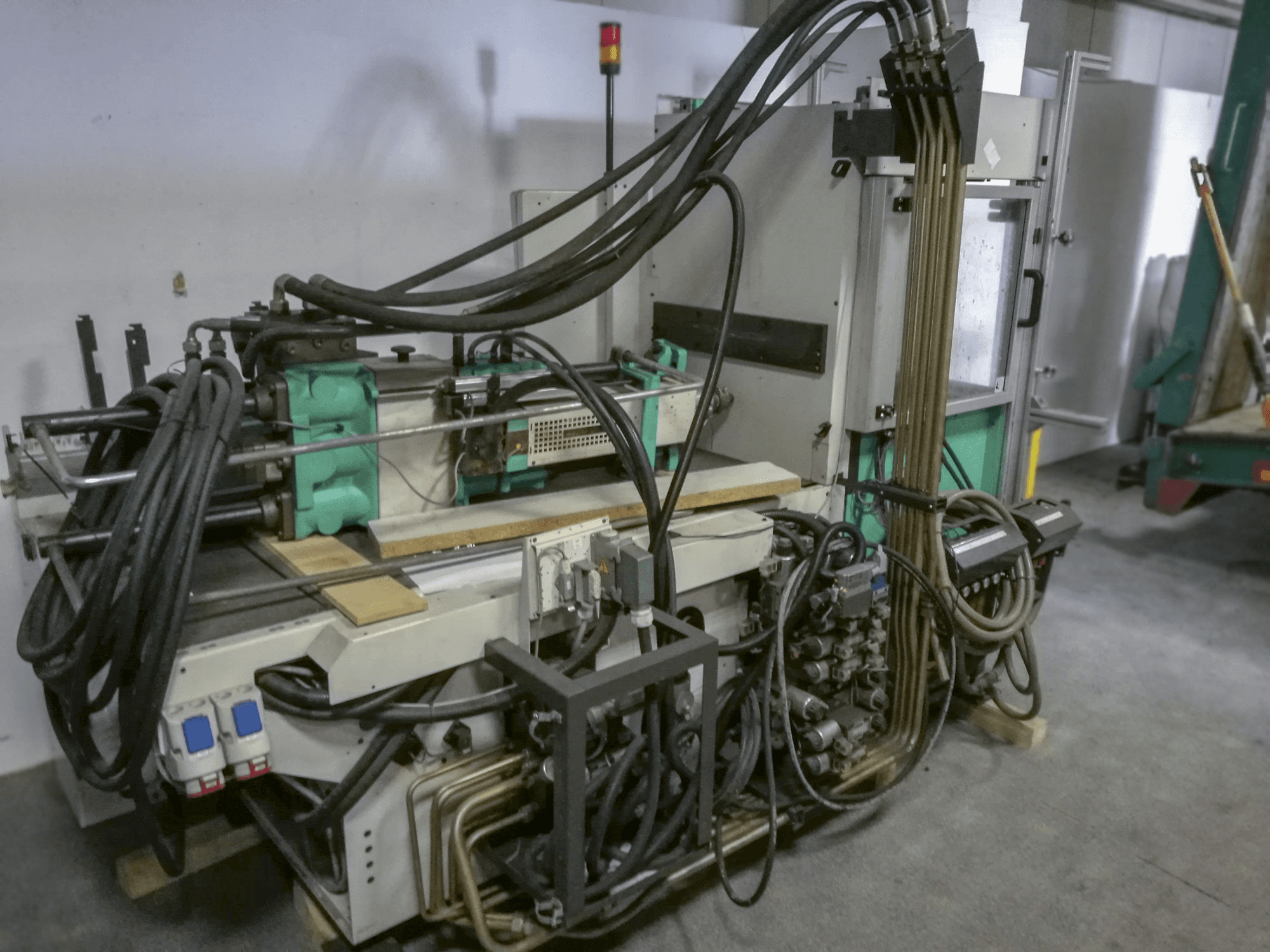 Čelní pohled na Arburg 420C 800-250 stroj