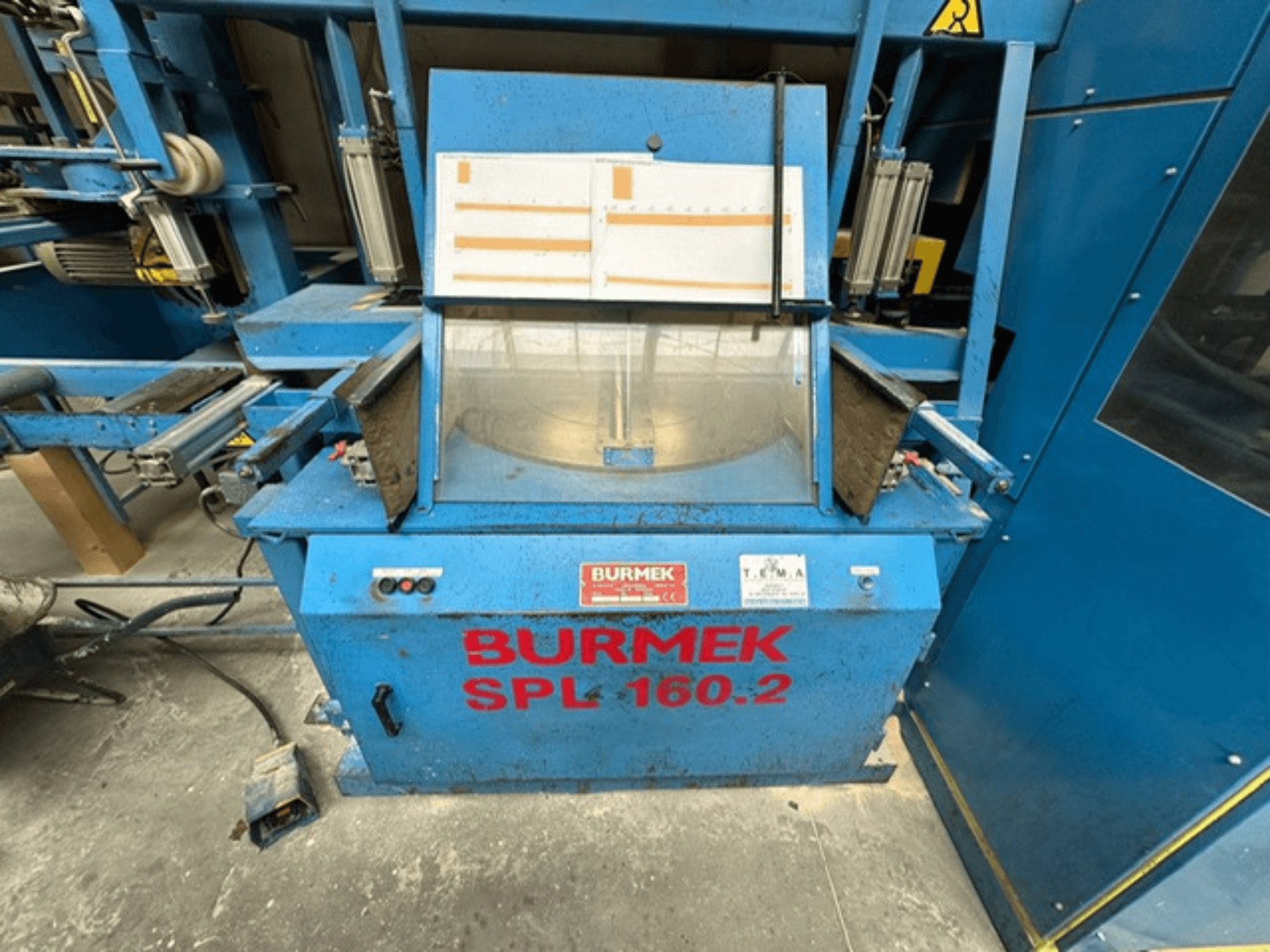 Modrý dřevoobráběcí stroj BURMEK SPL 160.2, pohled zepředu, s ovládacími tlačítky a skleněným panelem s vnitřním prostorem.