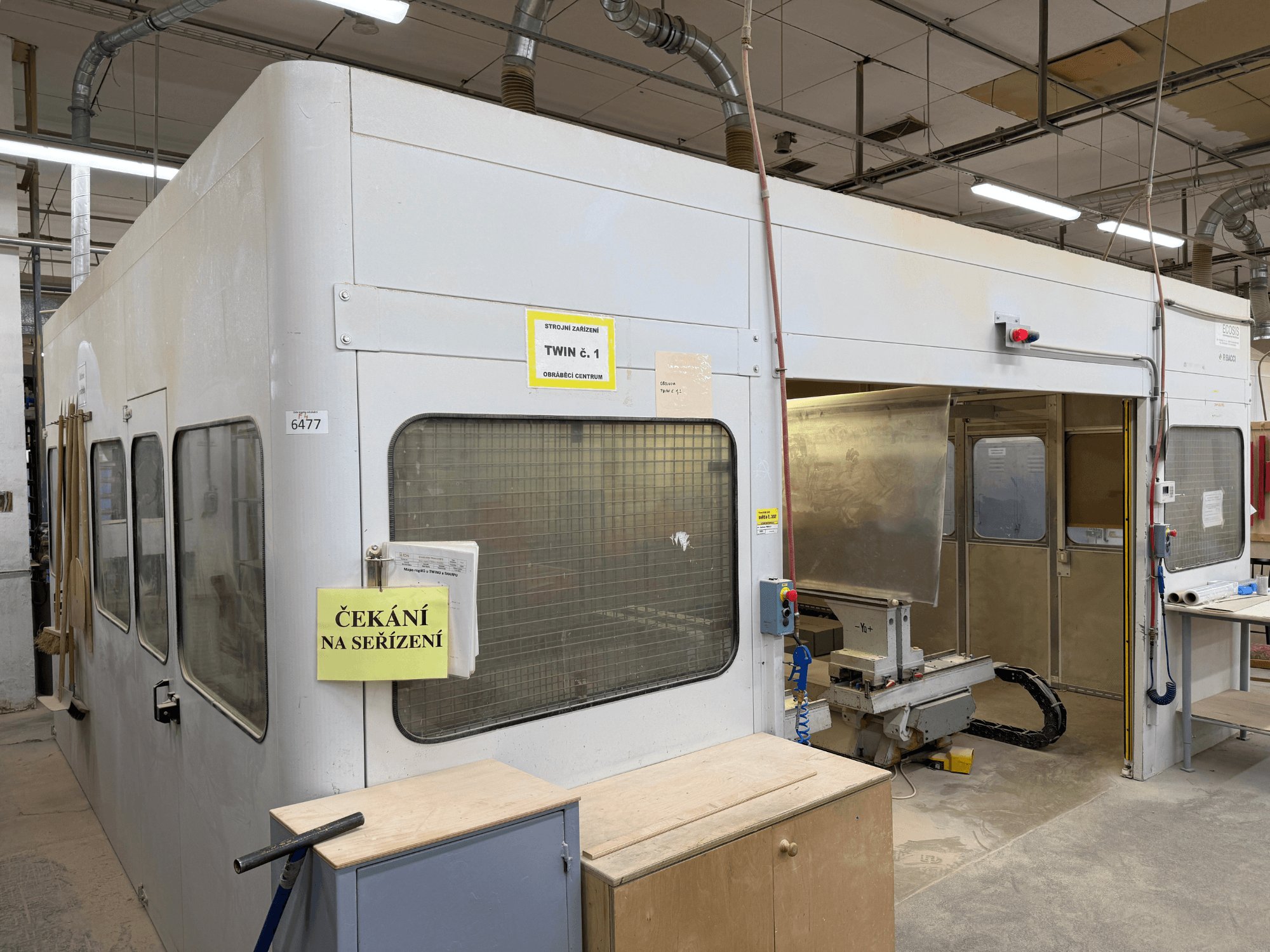 CNC obráběcí centrum na dřevo BACCI TWIN, pohled zepředu, s velkou pracovní stanicí a ovládacími panely.