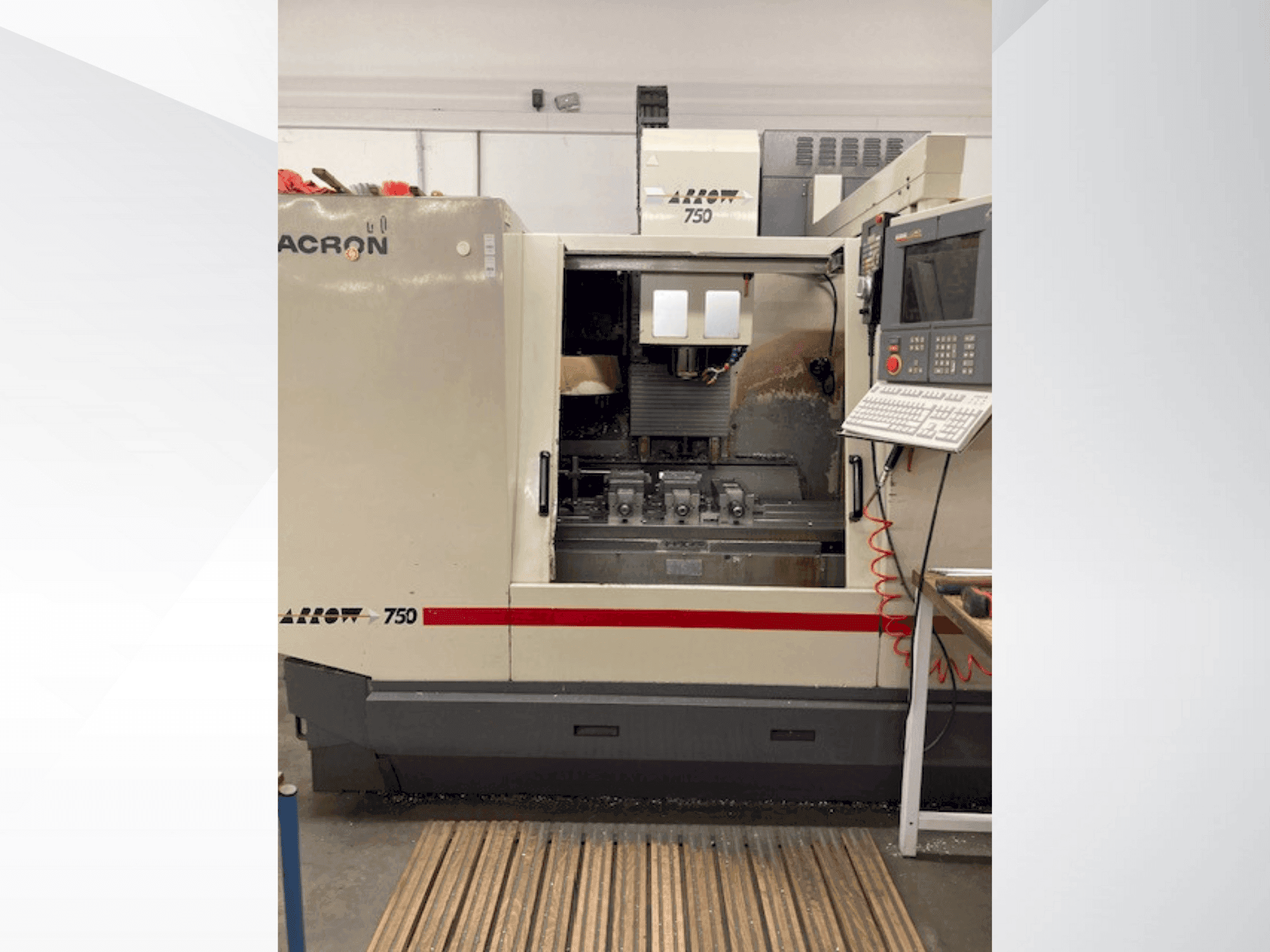 Čelní pohled na Cincinnati Milacron Arrow 750 stroj