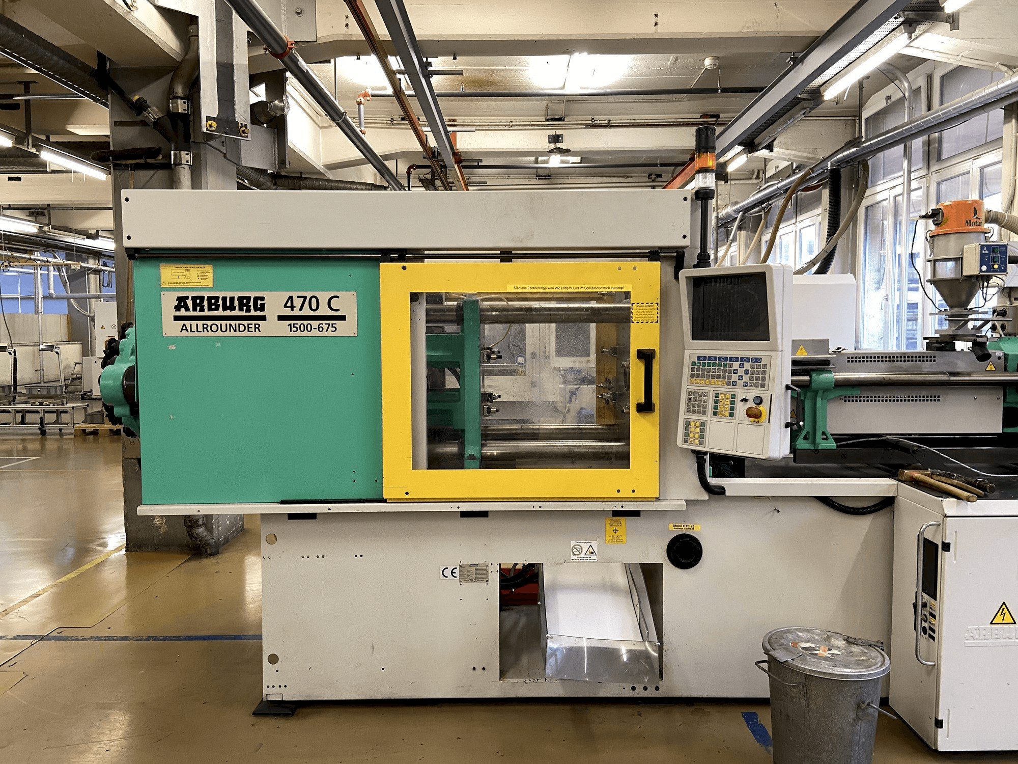 Čelní pohled na Arburg 470C 1500-675 stroj