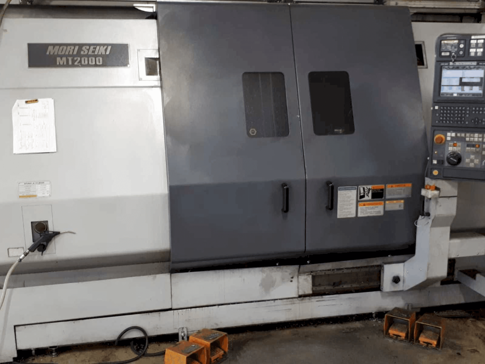 Čelní pohled na MORI SEIKI MT 2000 SZ stroj