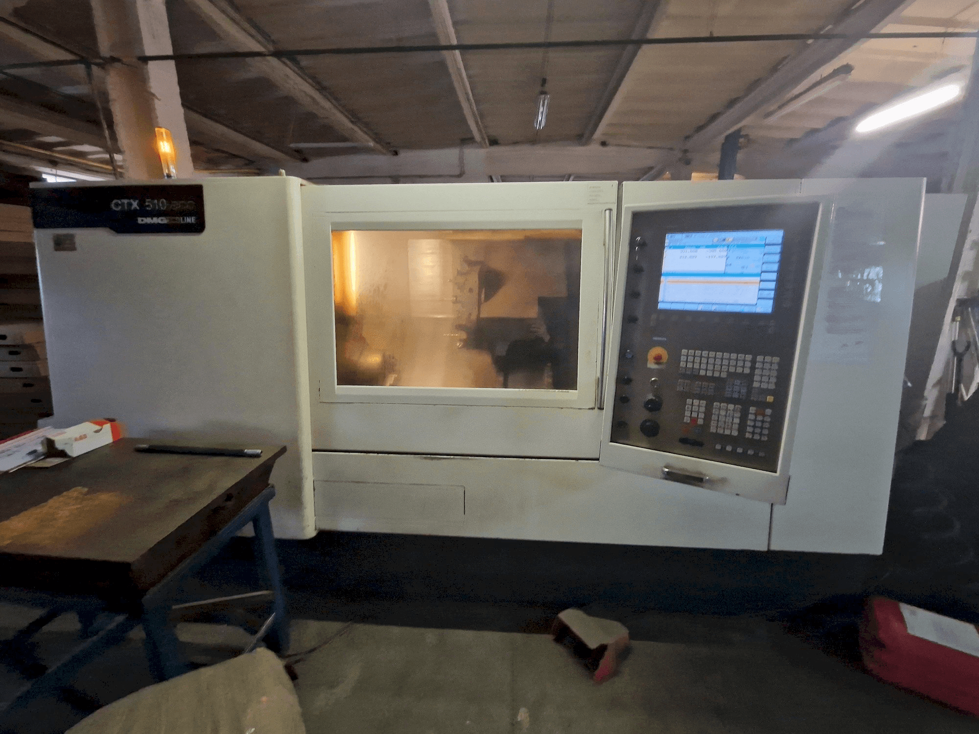 Čelní pohled na DMG CTX 510 eco stroj