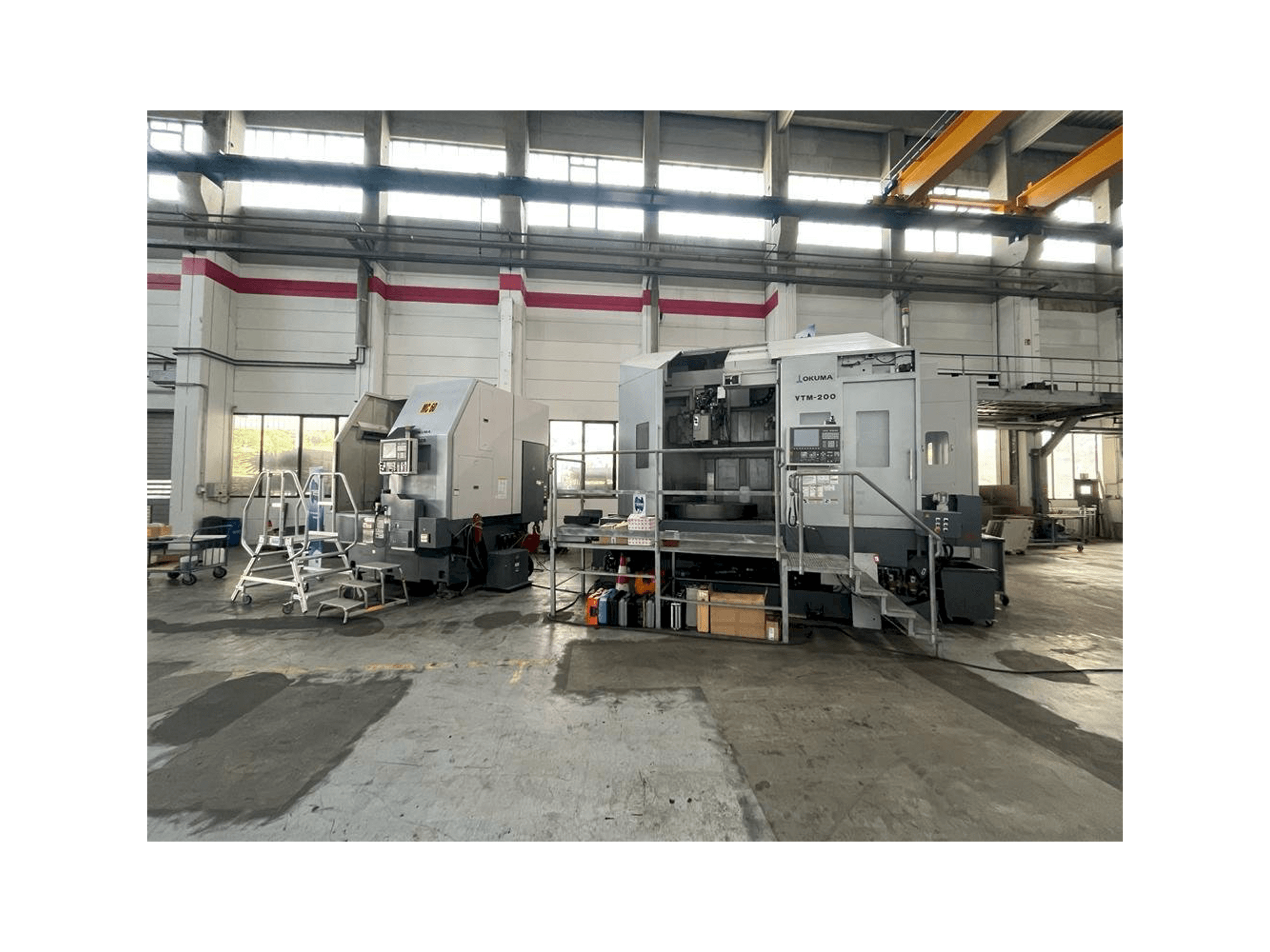 Čelní pohled na Okuma VTM-200 1ST stroj