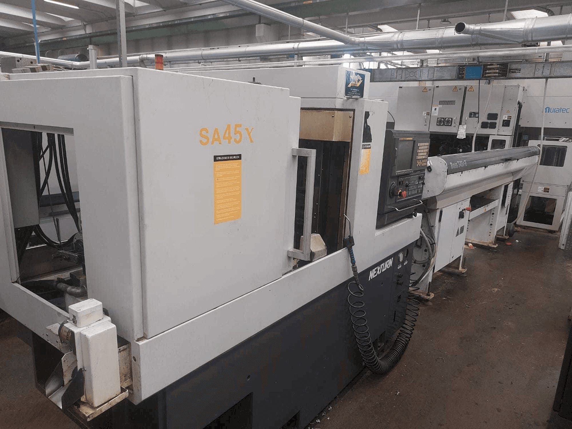 Levý boční pohled na Nexturn SA 45X stroj