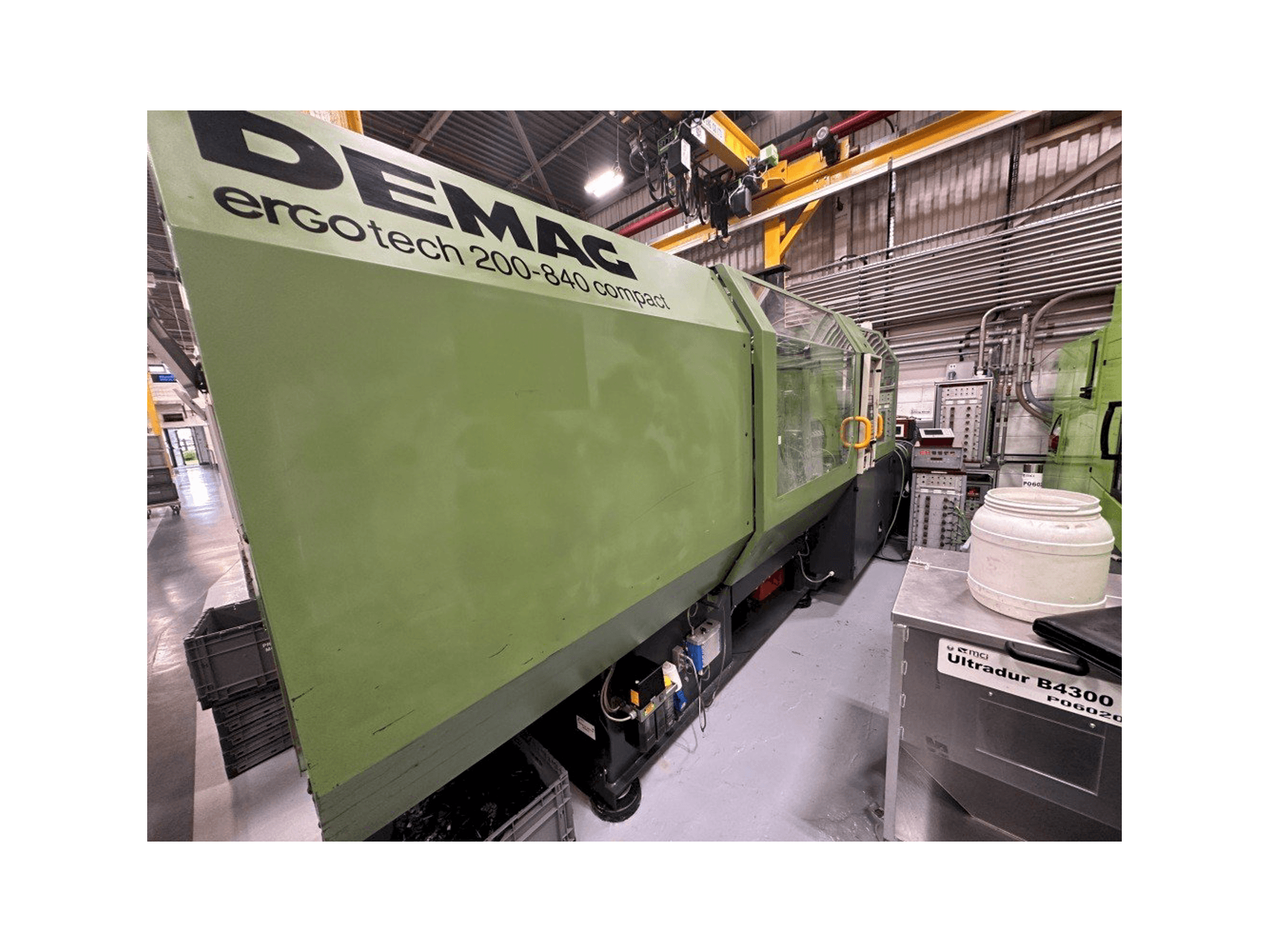 Levý boční pohled na DEMAG Ergotech 200-840 Compact stroj