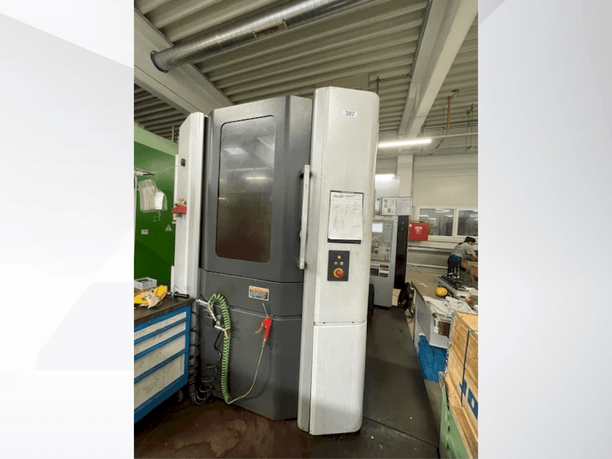 Čelní pohled na MORI SEIKI NHX 5000 stroj