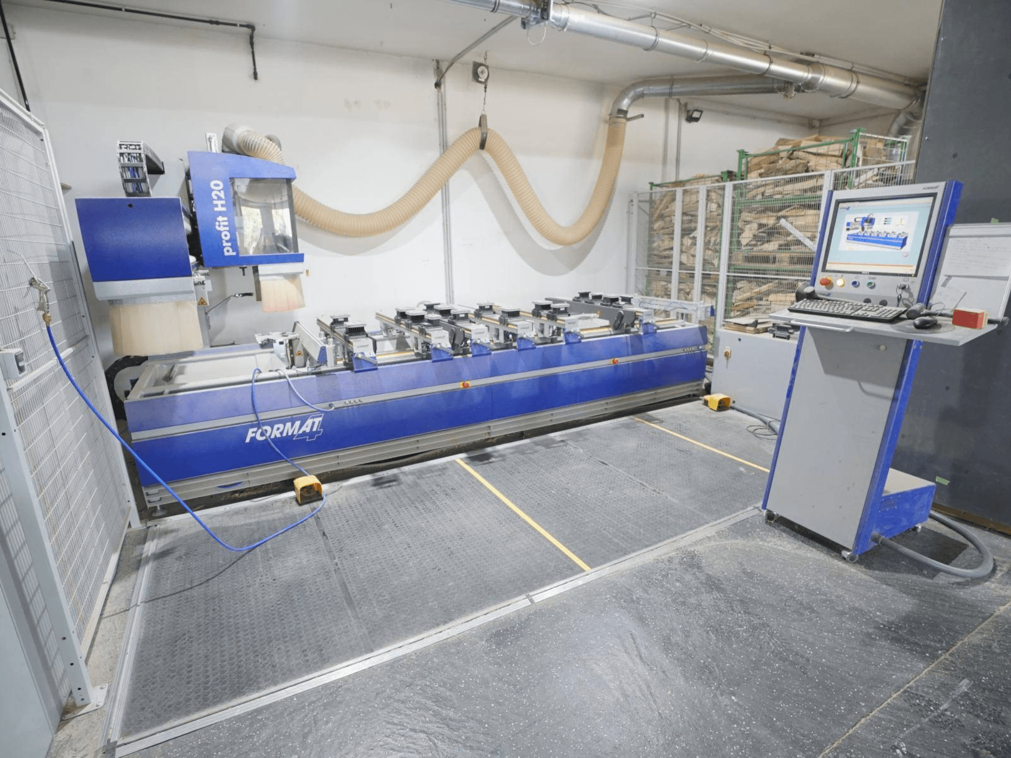 CNC dřevoobráběcí centrum FORMAT4 PROFIT H20, pohled zepředu s viditelným ovládacím panelem a řeznými nástroji v průmyslovém prostředí.