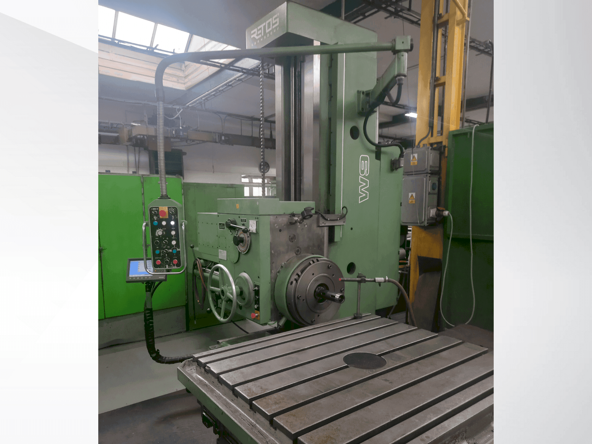 Čelní pohled na TOS W9 stroj