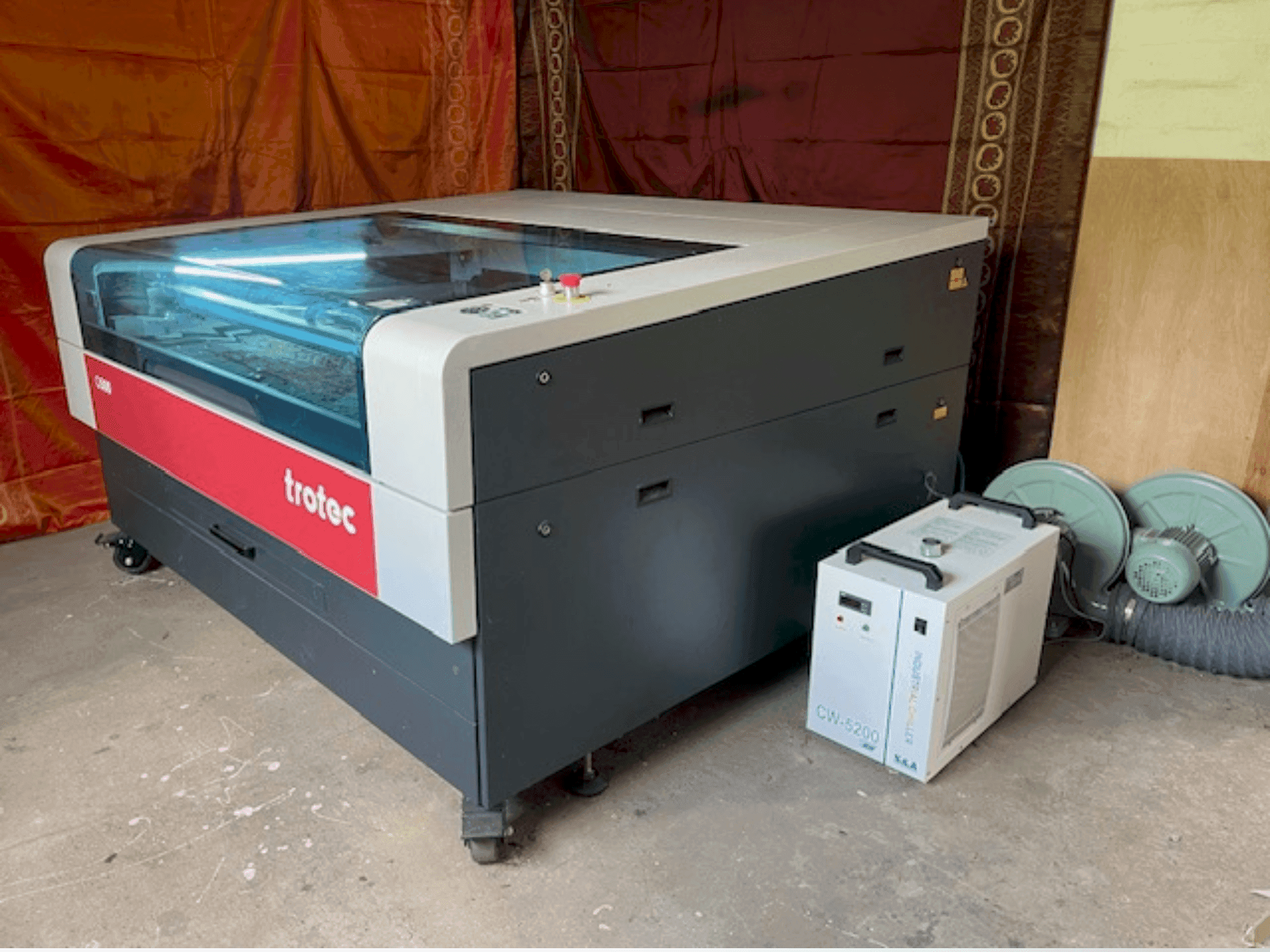 Čelní pohled na Trotec Q500 stroj