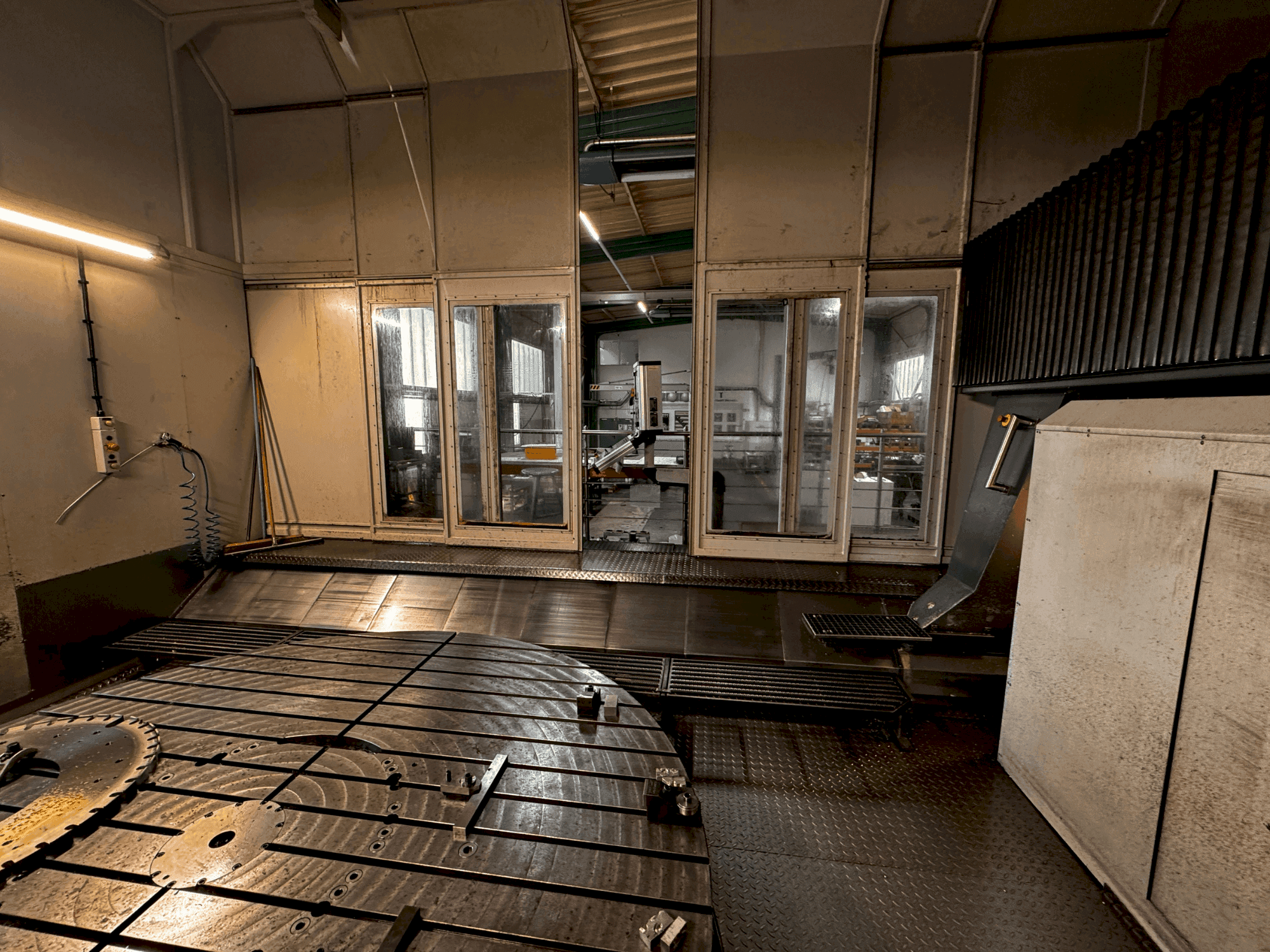 Čelní pohled na AXA VPC 2800-U stroj