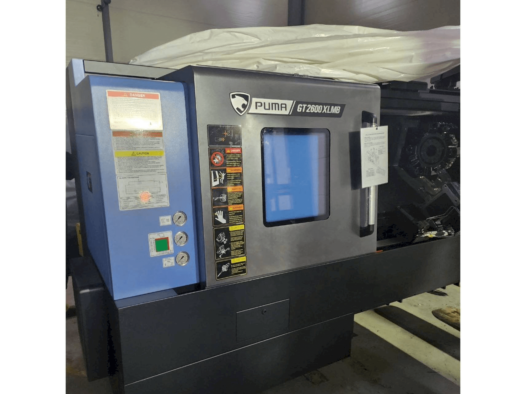 Čelní pohled na DN SOLUTIONS stroj