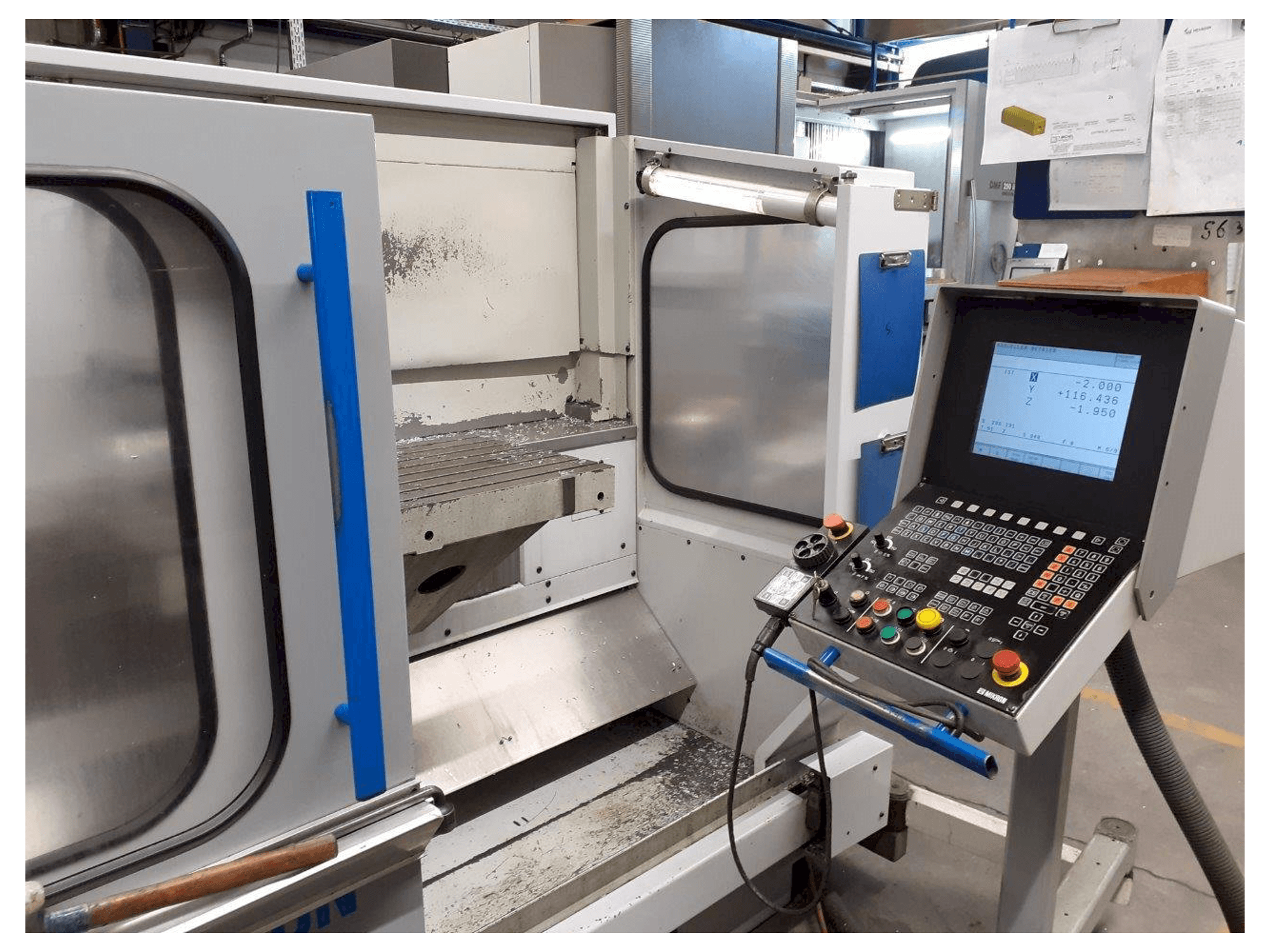 Čelní pohled na MIKRON UME 600 stroj