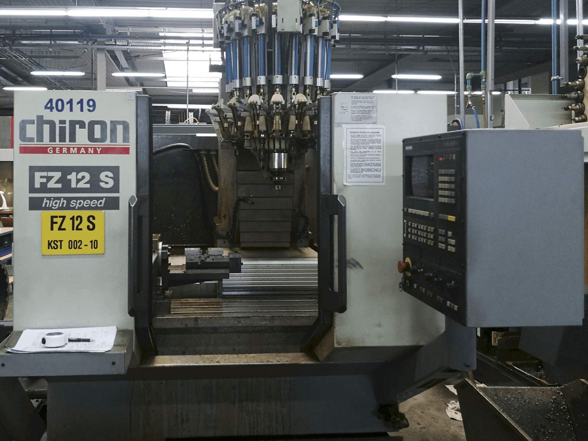 Čelní pohled na CHIRON FZ 12 S stroj