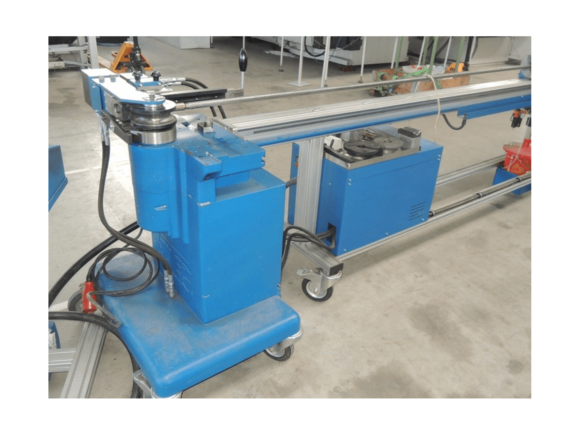 Čelní pohled na JUTEC 5030 stroj