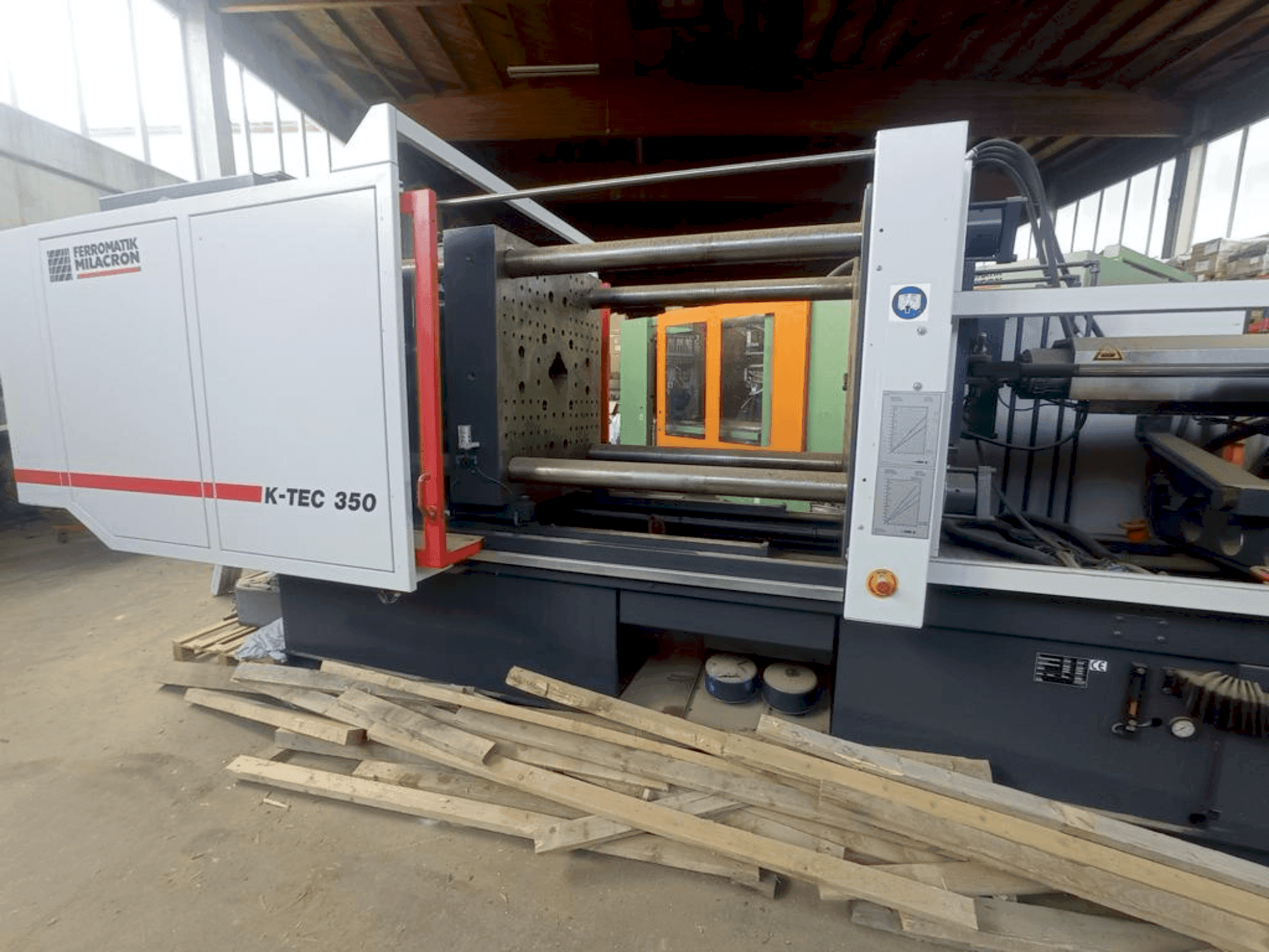 Čelní pohled na FERROMATIK K-Tec 350 S/2F stroj