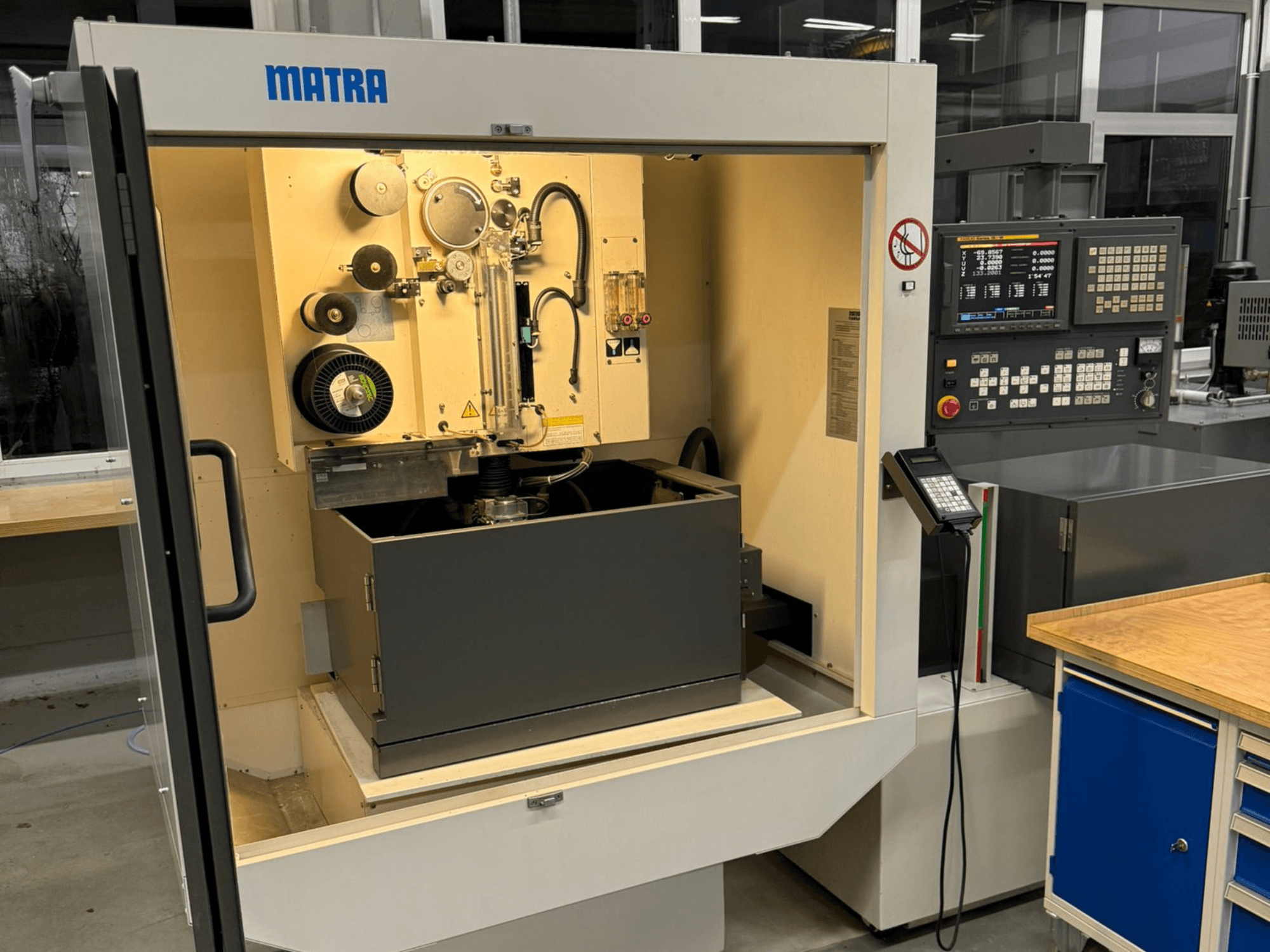 Stroj MATRA při pohledu zepředu, s ovládacím panelem, otočnými díly a velkým úložným prostorem.
