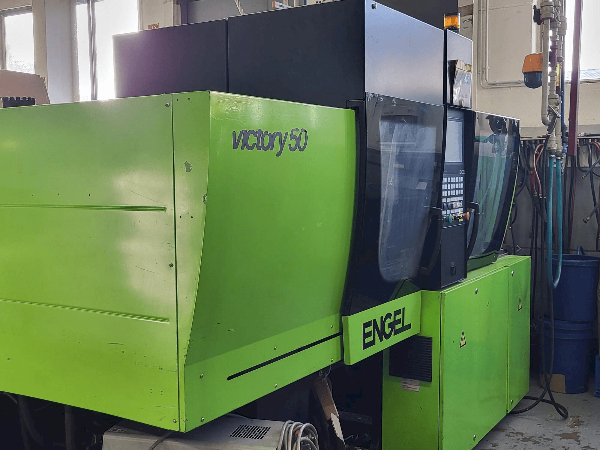 Levý boční pohled na Engel Victory 200/50 FOCUS stroj
