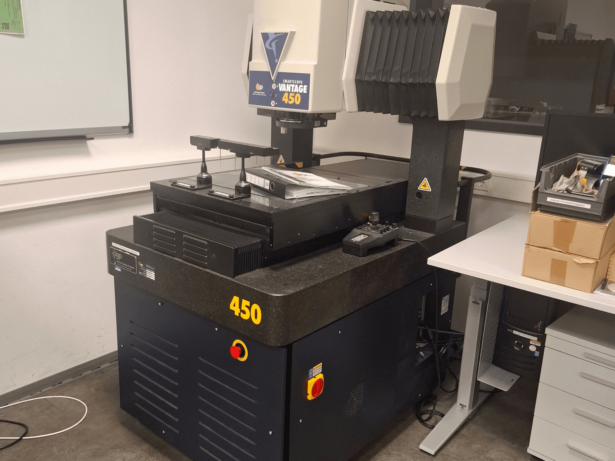 Optický měřicí přístroj OGP SmartScope Vantage 450 v laboratorním prostředí, pohled zepředu s černošedým povrchem.