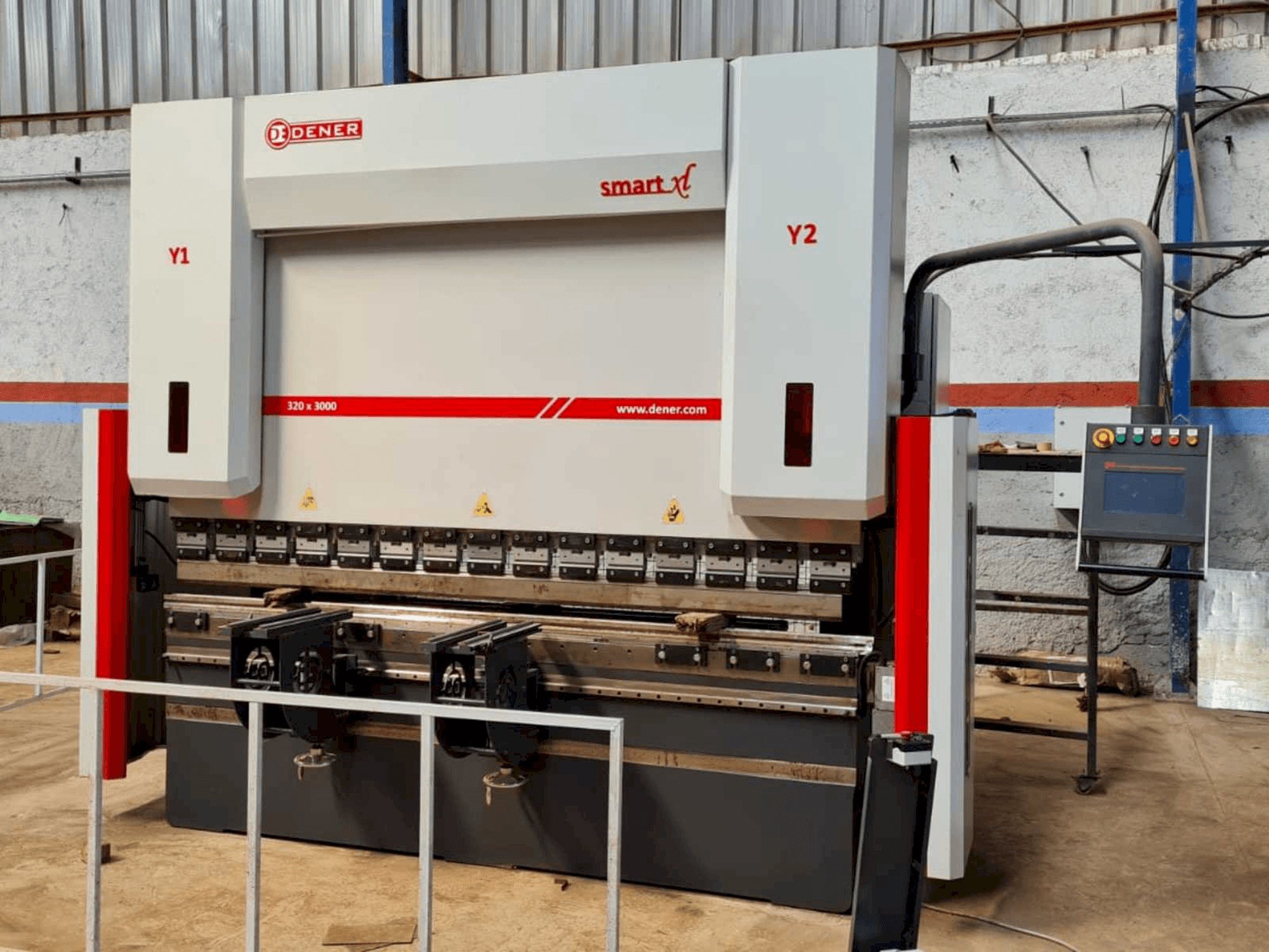 Čelní pohled na DENER SX 30320 stroj