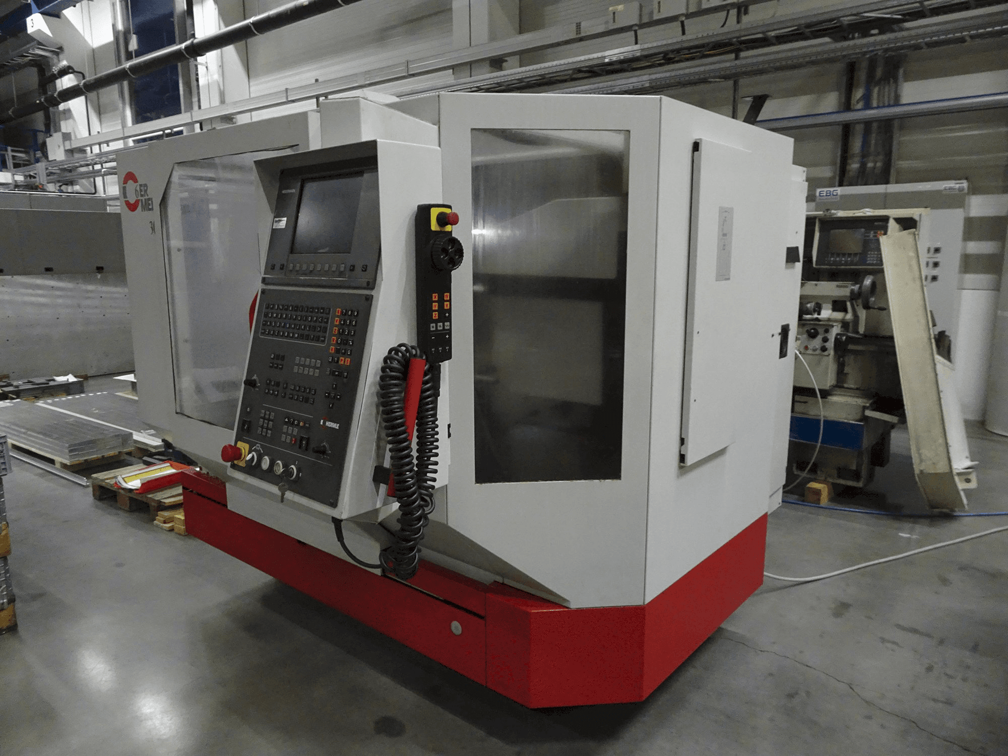 Pravý pohled na HERMLE U 630 T stroj